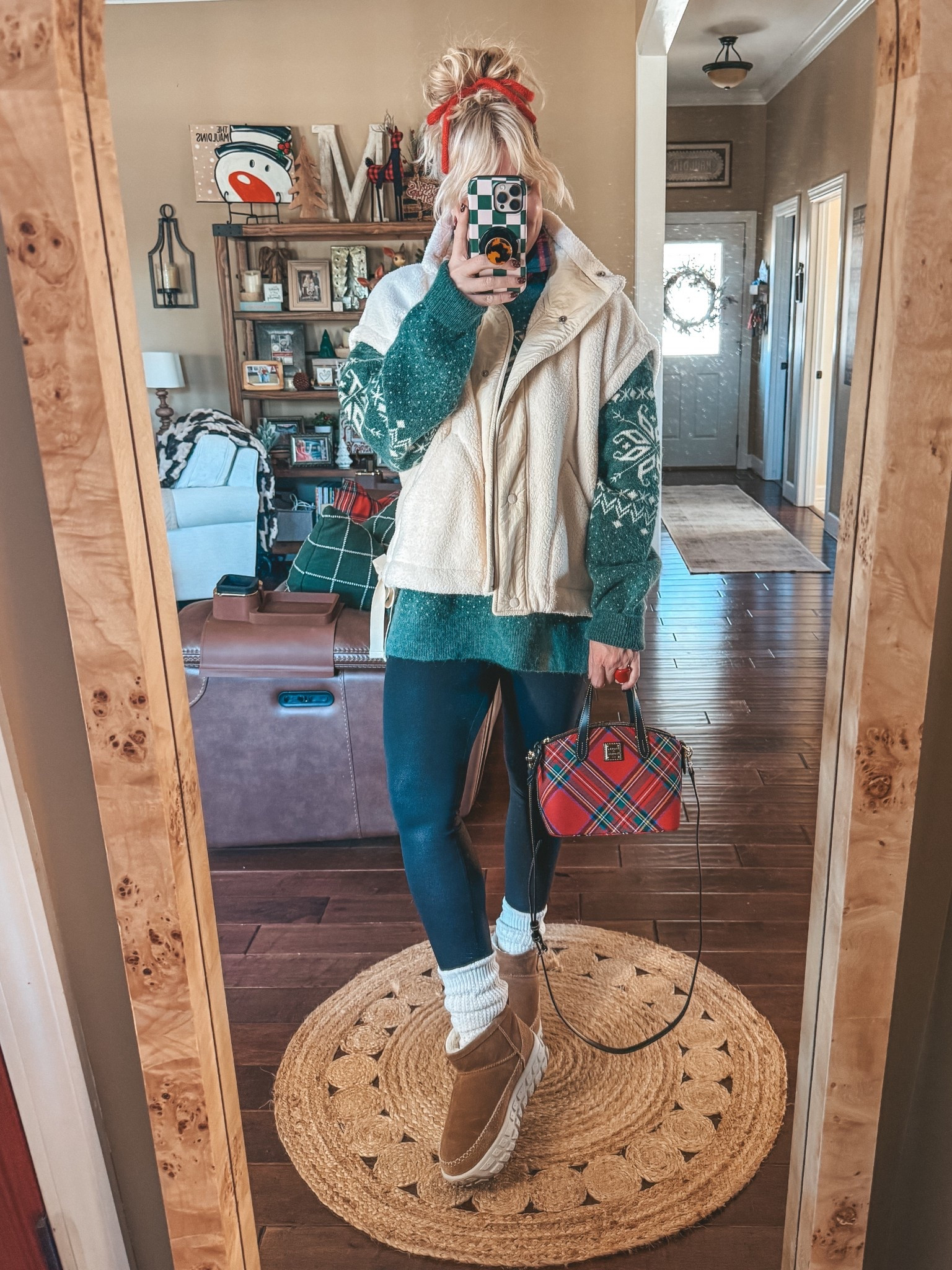 Target men’s sweater layered with the coziest vest ♥️🎄
Sweater L
Vest M
Leggings M
Uggs sized down 