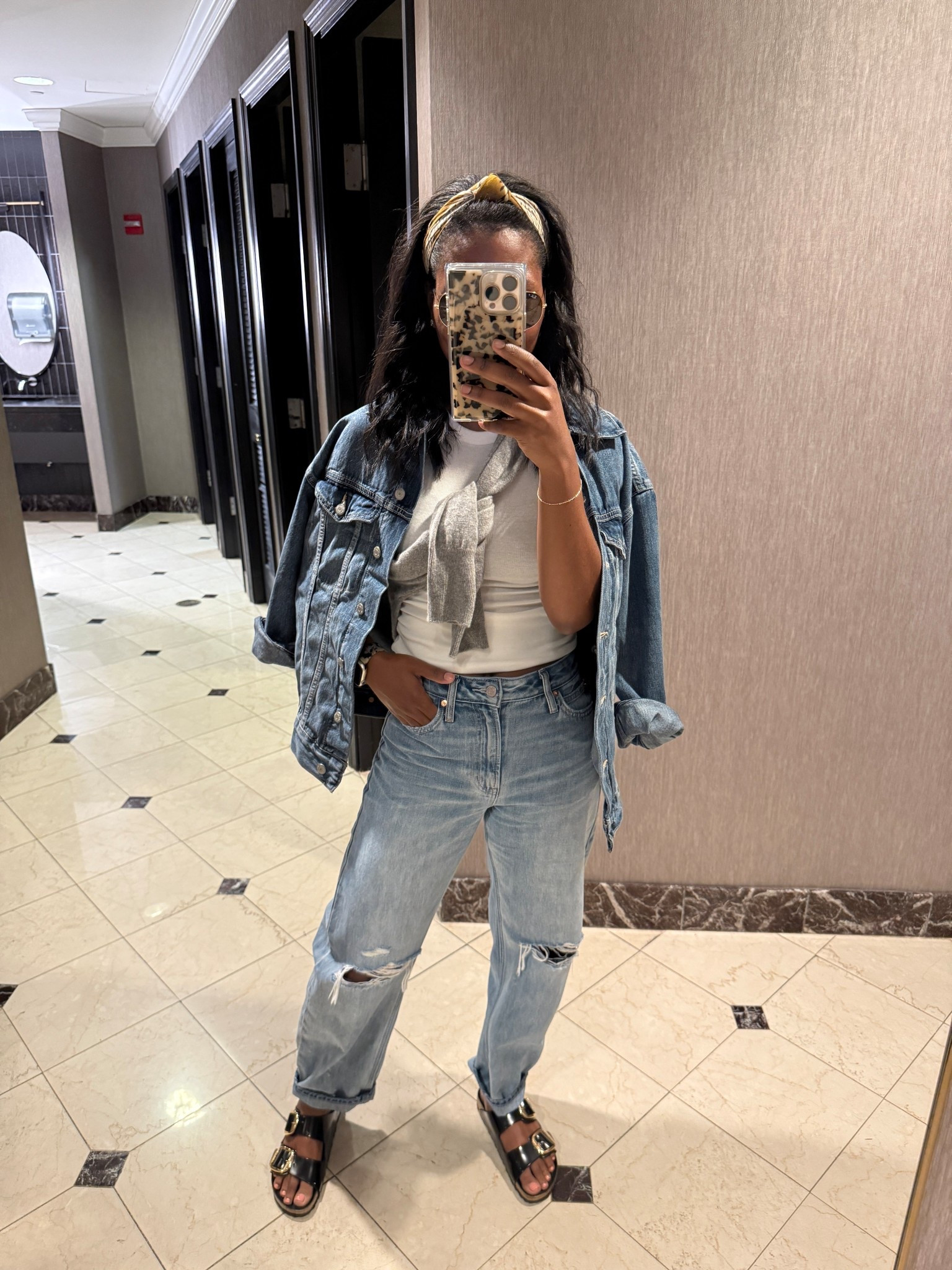 Travel OOTD: comfy jeans, layered basics, and of course, Birks. Perfect for a breezy ferry ride to Martha’s Vineyard 🌊🍇. 