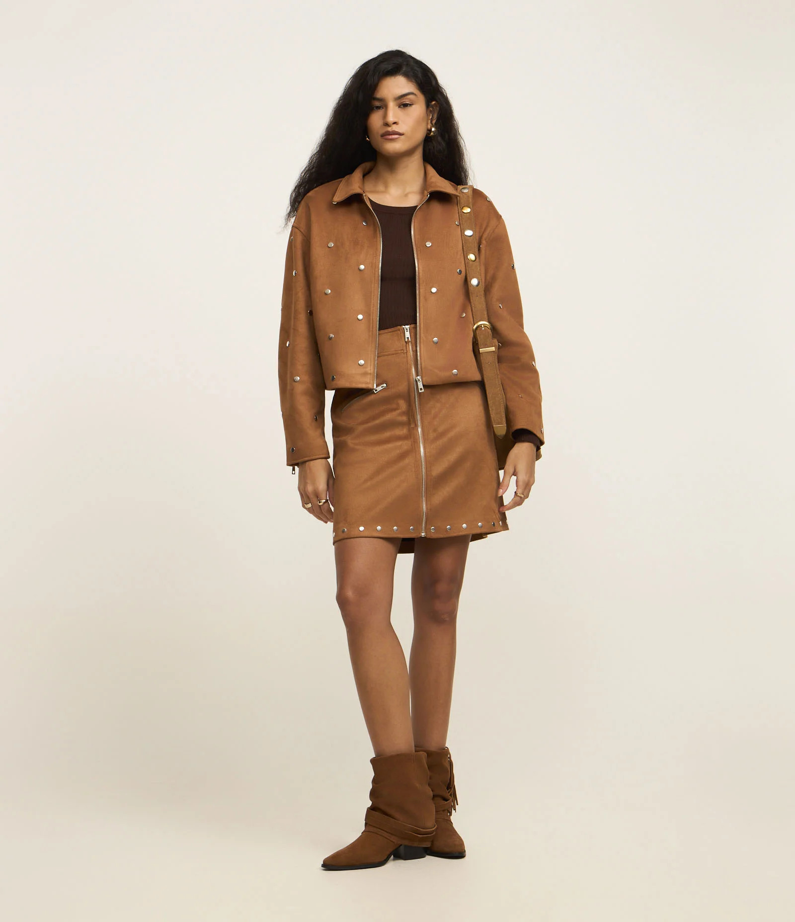 Saia Reta Cintura Alta em Suede com Zíper Frontal e Rebites na Barra Marrom - Lojas Renner | Renner (BR)