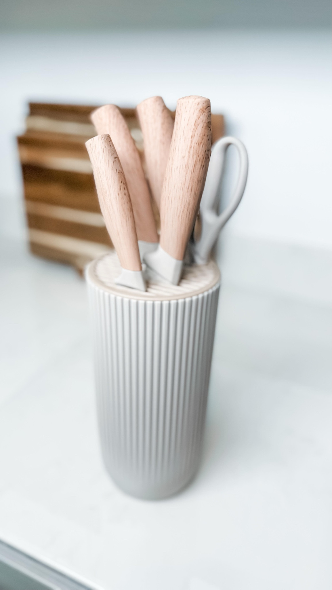 We just love this sweet little aesthetic knife set! Has all of the essentials and looks so cute on your kitchen counters. 🫶🏽

#neatlyembellished #professionalorganizer #homeorganizer #homeorganizing #organization #organizingideas #organizingtips #organizinghacks #organizedhome #organizedmom #organizedlife #amazon #amazonmusthaves #amazonfavorites #amazonfinds #amazonfaves #amazoninfluencer #amazoninfluencerprogram #amazonhome #kitcheninspiration #kitchengadgets #kitchenideas #kitchengoals #kitchenhacks