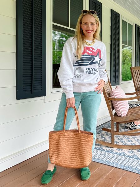 Memorial Day outfit - Abercrombie sweatshirt, Levi’s denim jeans, rothy drivers, madewell tote bag, JCrew chunky gold necklace, Krewe sunglasses

See more everyday casual outfits on CLAIRELATELY.com 



#LTKSeasonal #LTKFindsUnder100 #LTKShoeCrush