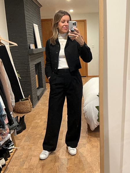 The Effortless Pant - the do-everything black pant!! I bought these in the City Wool because I found the waist to be more comfortable. Took them in my true size. 👌🏼