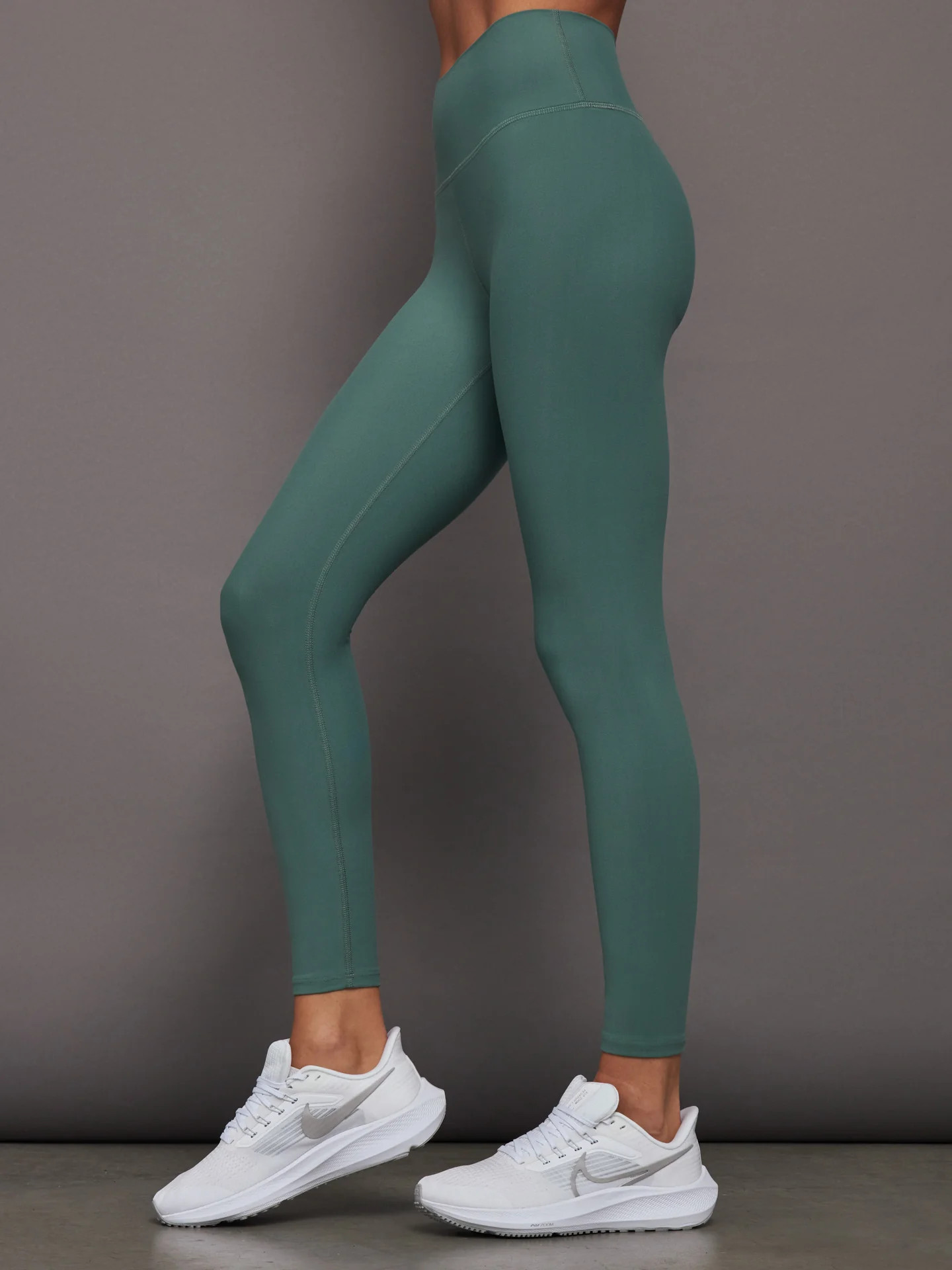 High Rise Legging in Melt - Silverpine | Carbon38