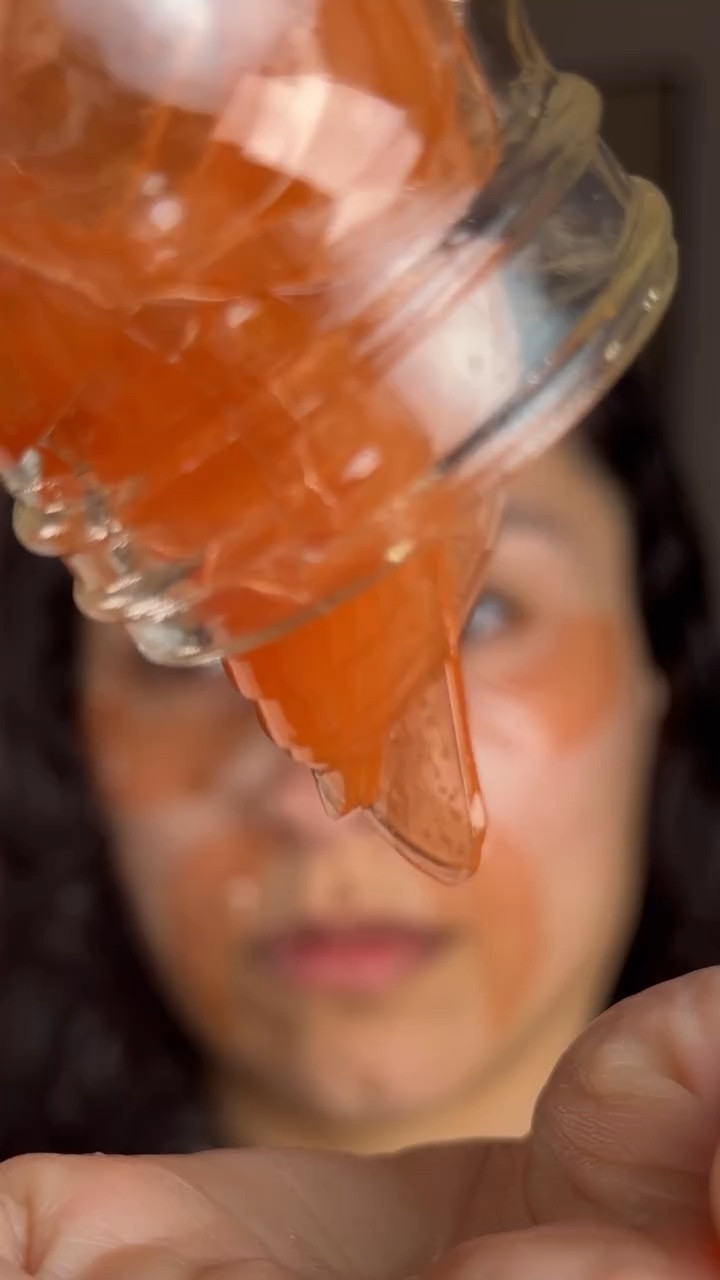 These rose jelly eye patches just woke up my under-eyes 🌹✨
⏱️ 3 minutes and my skin looks smoother, brighter, and way less tired.

@isoi_global 

#isoi #kbeauty #koreanskincare #rosejellypatch #eyemask