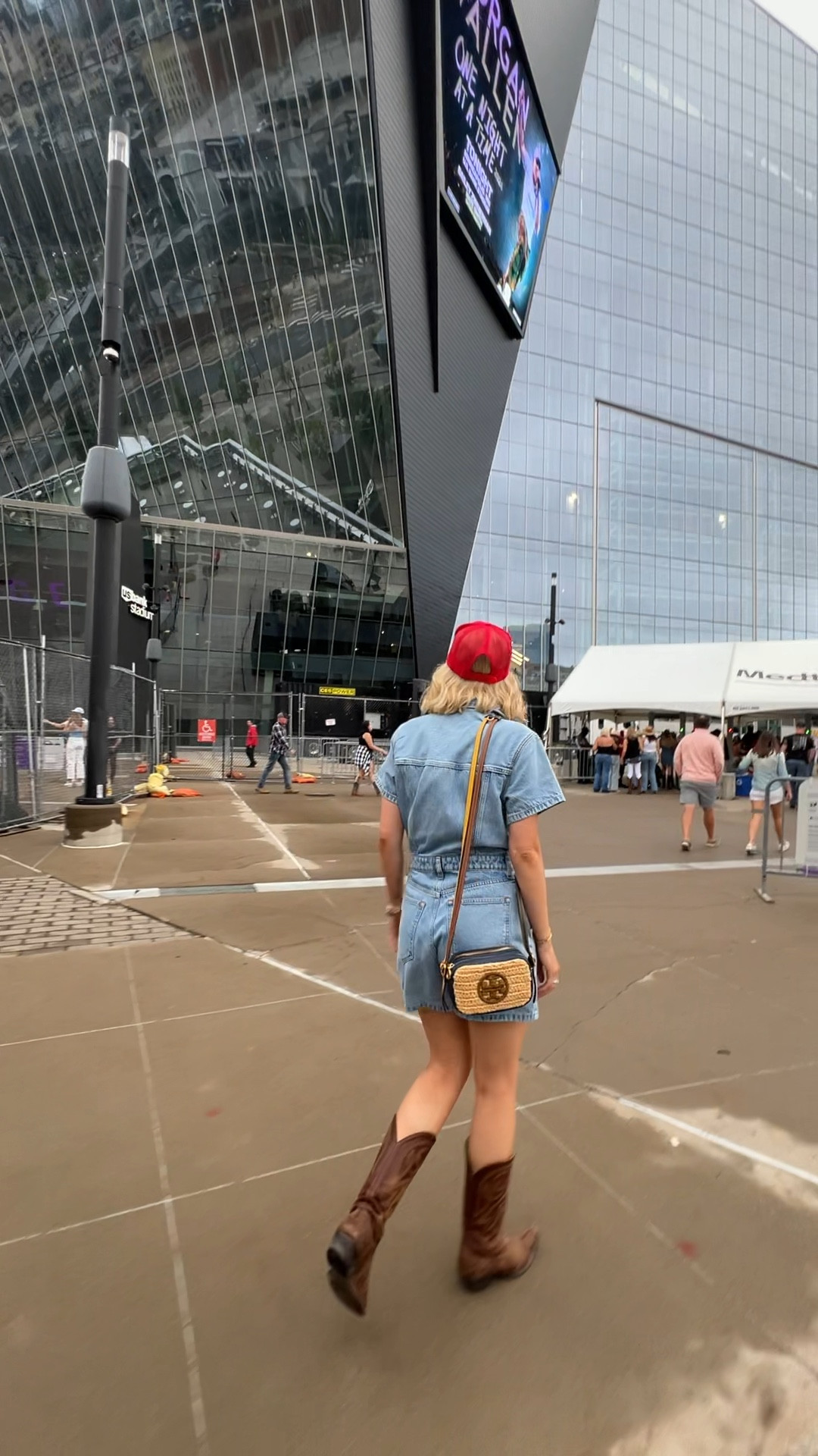 Country Concert Outfit! 
Boots are boot barn, purse is Tory Burch, hat is Diamond Cross Ranch