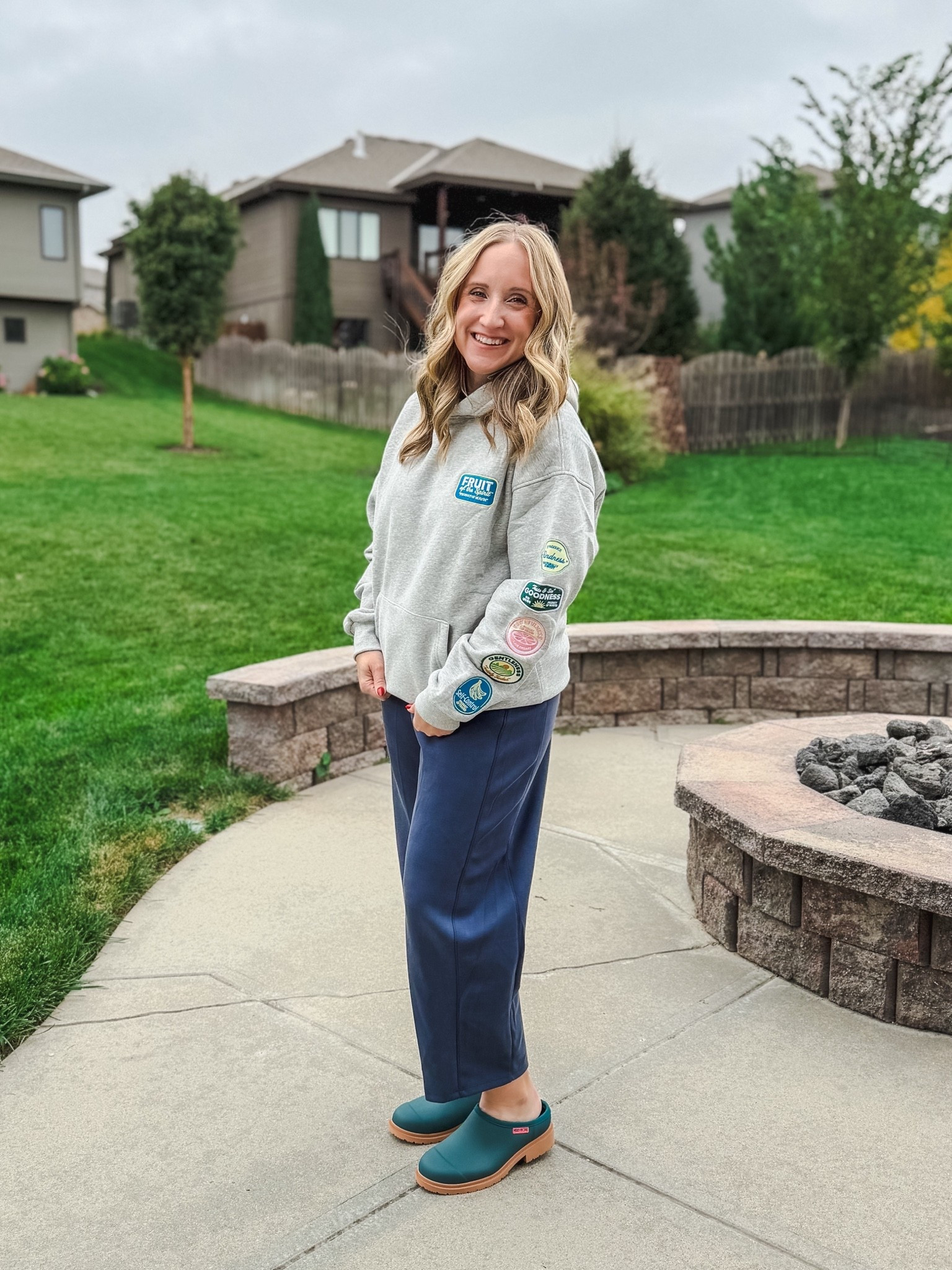 Barrel pants and clogs are the formula this fall 🍂