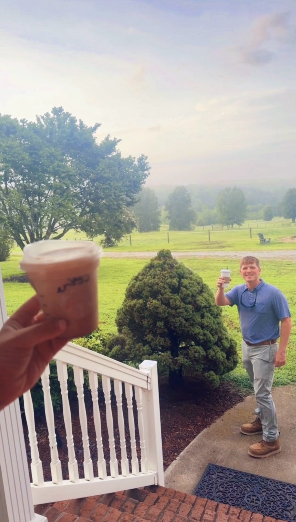 When your man comes home from the gym 💪🏽 with your favorite 🤩 iced coffee 🧋 before he headed to work… what a guy 😘😍