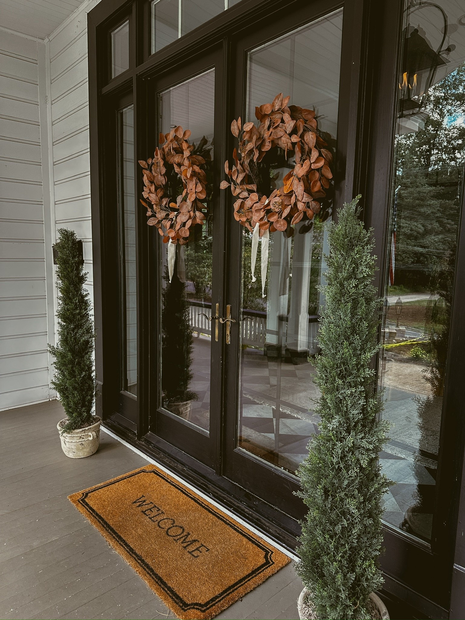 All the fall vibes, right from the front door. 🍂🚪

#fallhome #falldecor #frontdoorstyling #fallwreaths