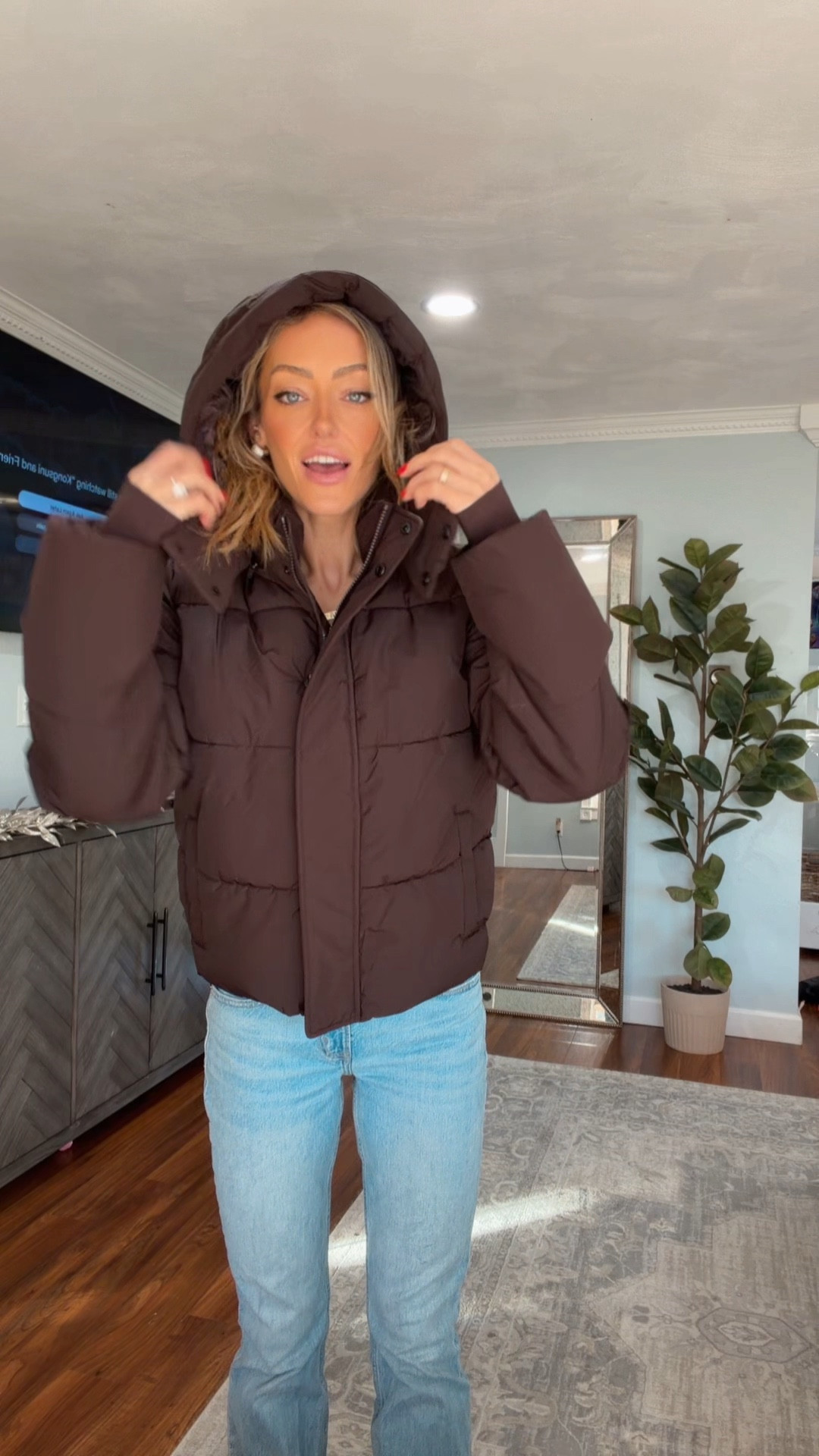 I have searched far and wide for the BEST puffer coat this season and I found it!!!🤎🤎🤎

It’s called “The Perfect Puffer” for a reason 😍

-Runs tts (I’m wearing a small)
-Hood comes off
-Adjustable drawcord at waist
-Internal pocket
-WARM
-cuffs at wrists either thumb holes 

I linked it below alone with these Abercrombie jeans that are currently half off!!


#LTKootd #LTKCyberWeek #LTKSeasonal