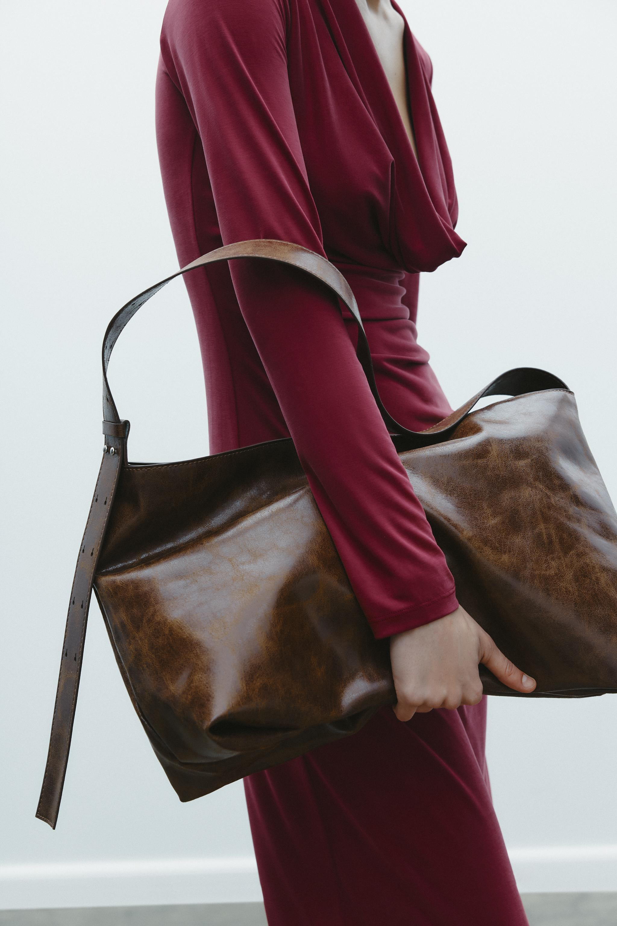 Patent shopper bag. Adjustable shoulder strap. Interior zip pocket. Magnetic clasp fastening.Heig... | Zara UK