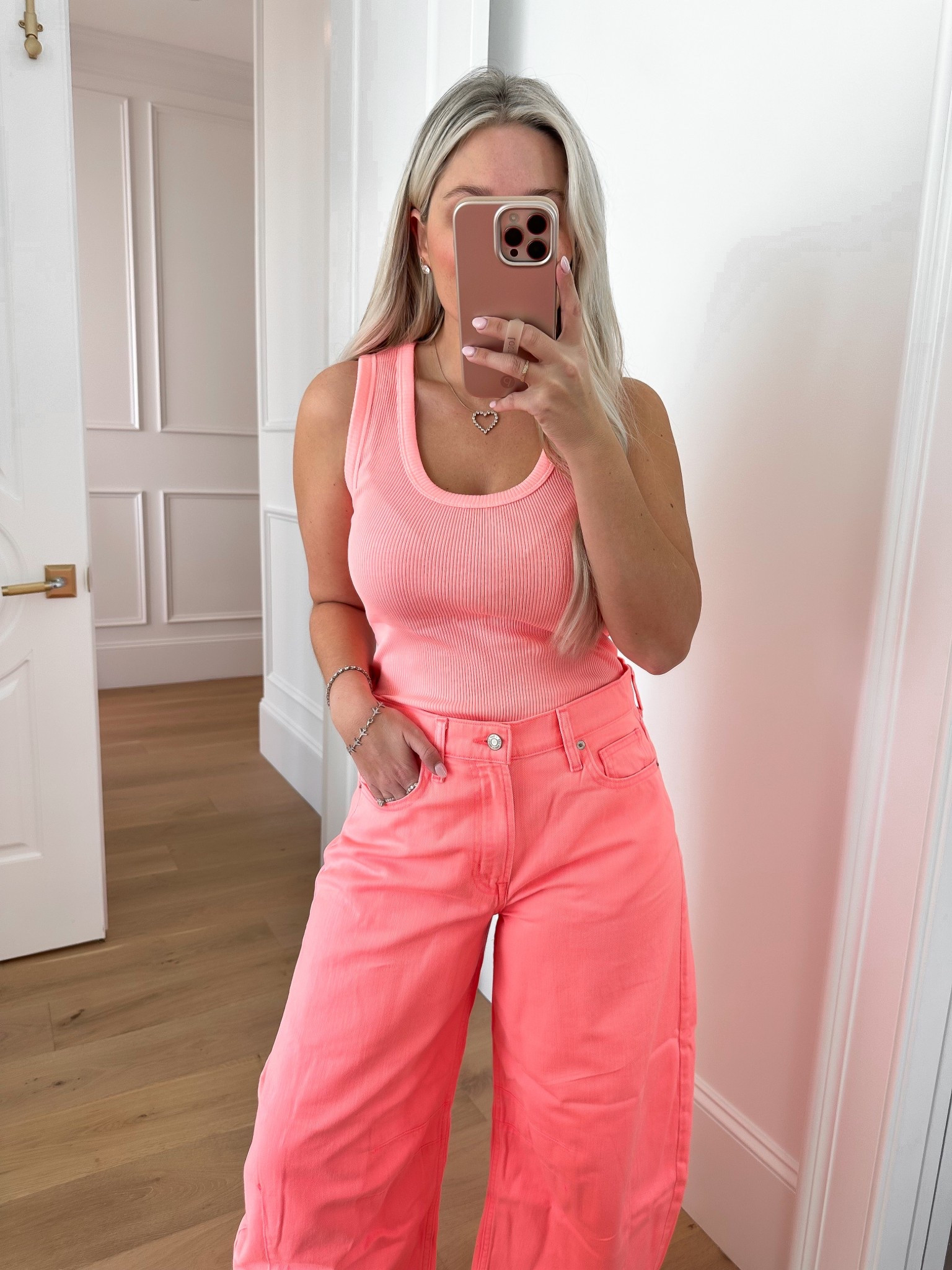 Obsessed with these barrel jeans!
Wearing size small top, size 27 jeans / do not size up! 

#LTKFindsUnder100 #LTKSaleAlert #LTKFindsUnder50