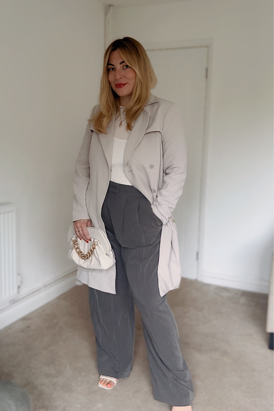 Mid size fit. Professional, occasion, night out. 