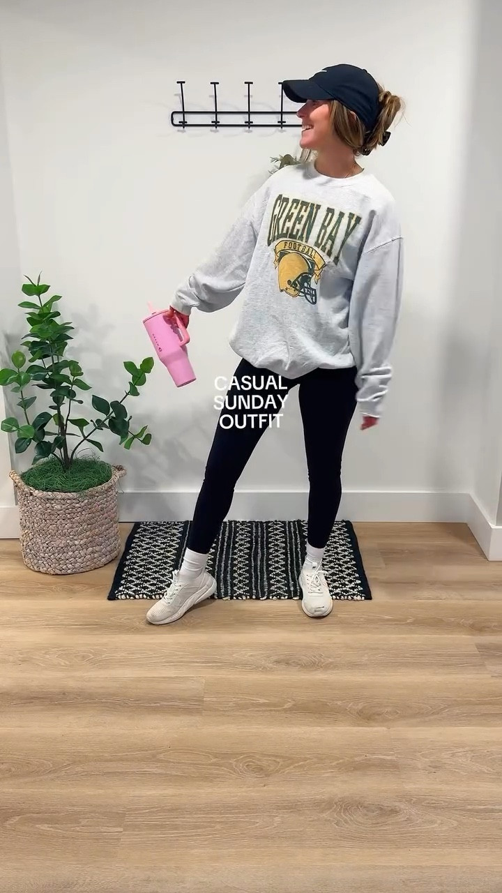 The coziest vintage looking crewneck for a casual football Sunday 🏈

#momoutfit #casualoutfit #footballsunday #gamedayoutfit #crewneck
