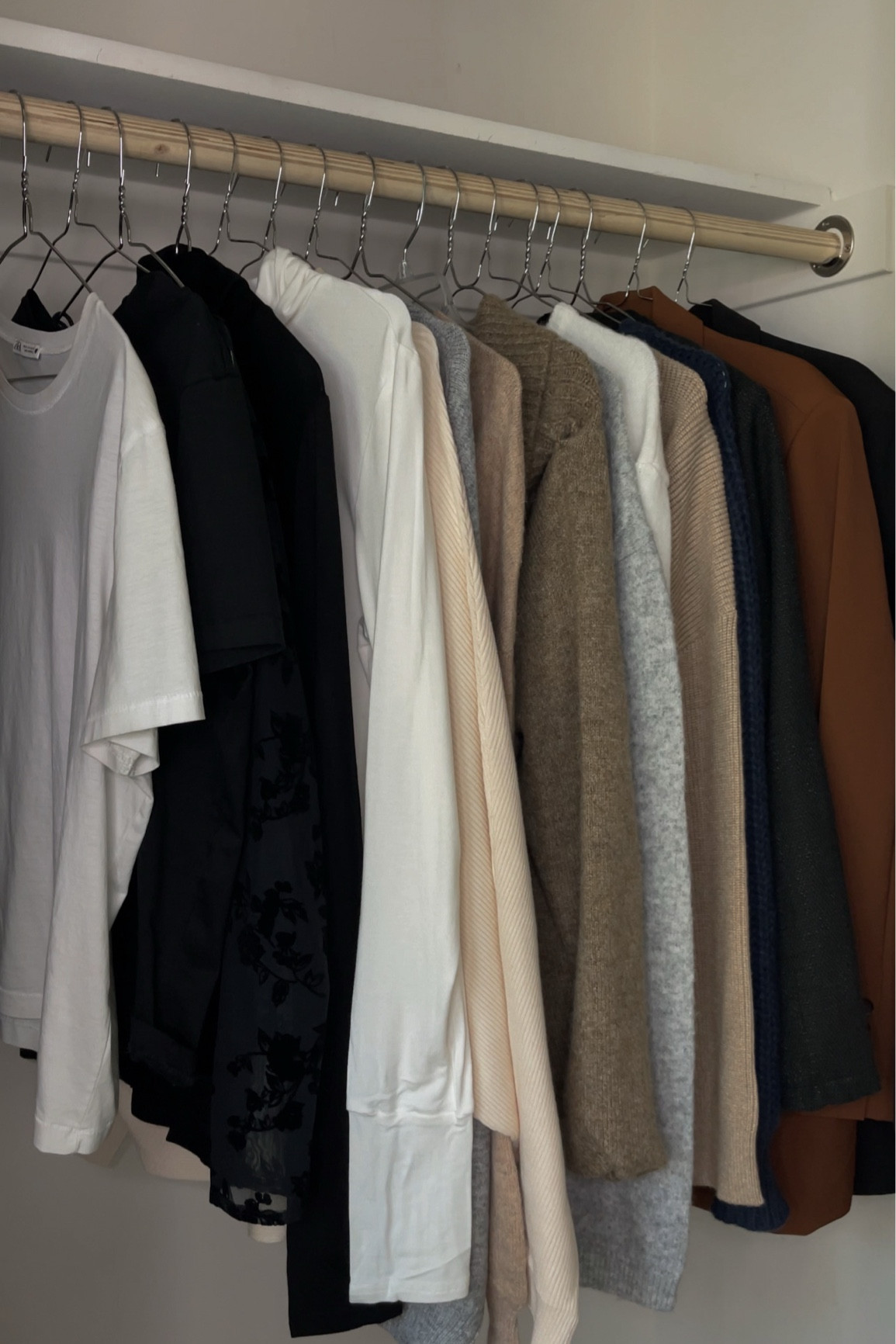 My Winter Capsule wardrobe basics! (Part 1, tops!) stay tuned because bottoms is coming! 16 tops to create sooo many cute winter outfits! These are all affordable too! For sizing info, feel free to message me on here and I will respond if you have any questions! 

#ltkfindsunder100 #ltkstyletip #ltkfindsunder50