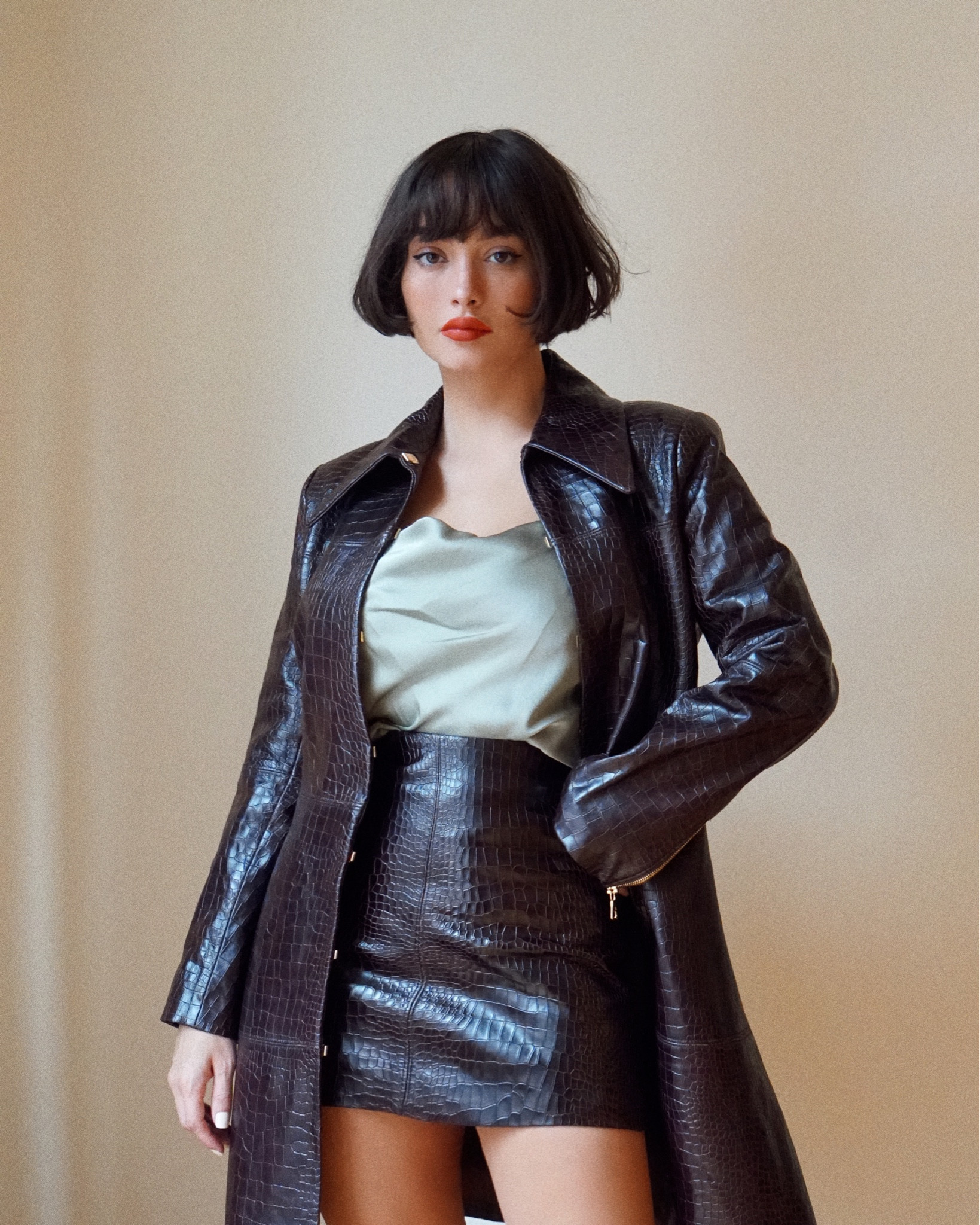 The sleek black leather jacket and pants are the epitome of edgy sophistication, perfectly complemented by the luxurious silk inner. 
It's a match made in fashion heaven that effortlessly combines boldness and elegance. 🔥🖤✨ 
.
.
.
#AliceAndOliviaFashion #SleekAndSilky #FashionForward

#LTKparties #LTKfamily #LTKbeauty