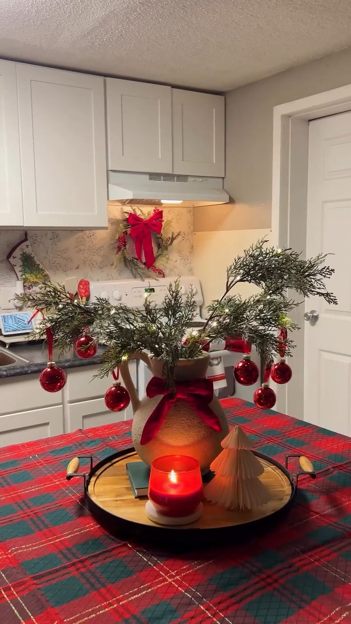 Centro de mesa navideña con ornamentos 🎄✨❤️

Estas lucecitas me encantaron son de @target quedaron perfectas 😍✨




#LTKSeasonal #LTKFindsUnder50 #LTKHoliday