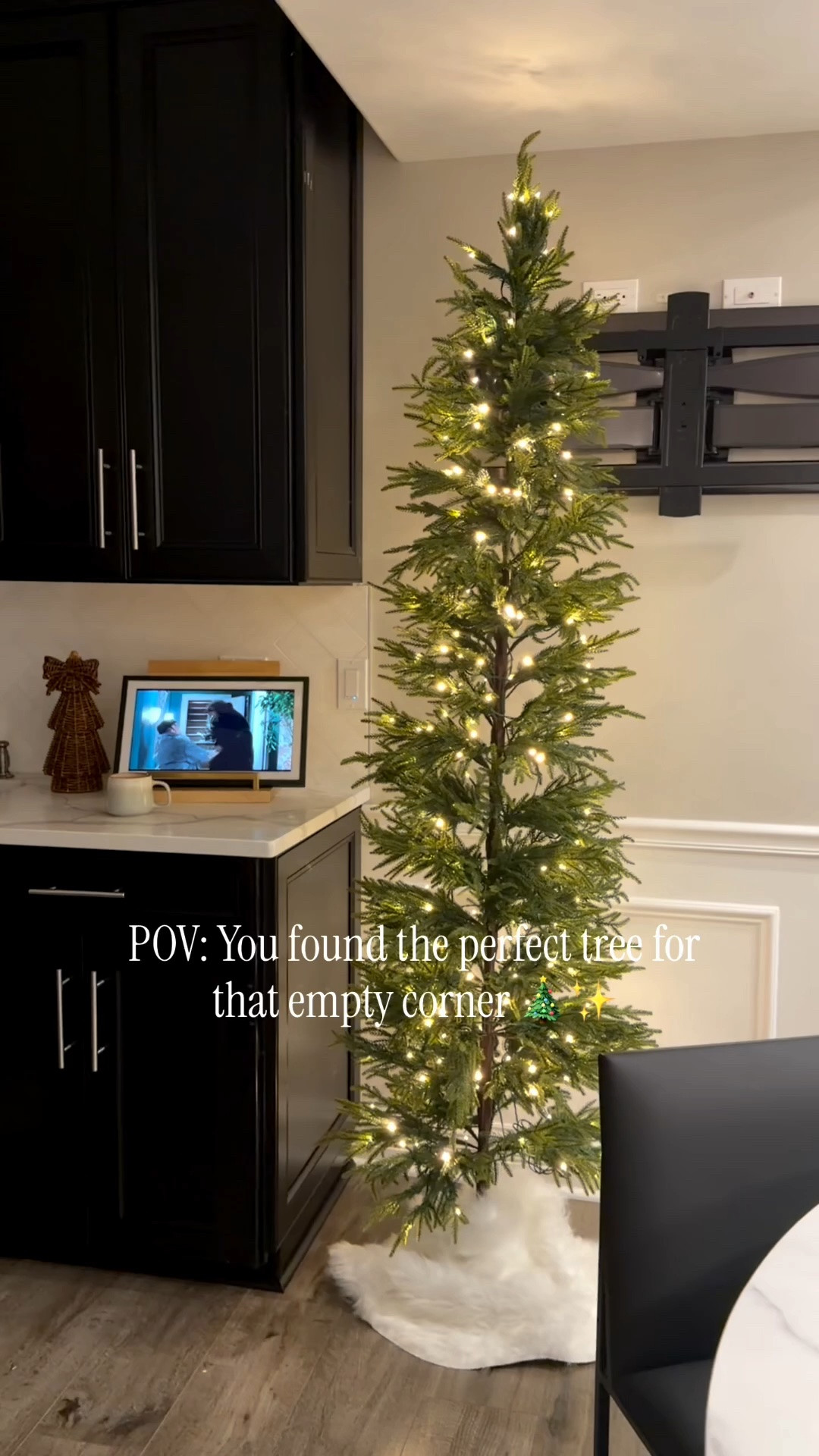 The perfect Christmas tree for that empty corner! 🎄✨ Love how this slim, realistic pre-lit tree adds just the right amount of warmth and Christmas magic without taking up too much space. Perfect for smaller spaces, bedrooms, or cozy corners!

#ChristmasDecor #ChristmasTree #HolidayHome #ChristmasInspo #LTKHome