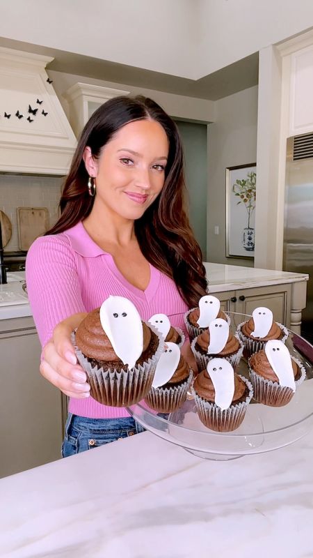 BOO! How cute are these little chocolate ghosts?! Perfect for when you're in a pinch, only have 5 minutes, but still want to look fancy! 

Sprinkle with some edible glitter to make them Boooujee!!! Tags: walmart, michaels 

#LTKHalloween #LTKparties #LTKHoliday