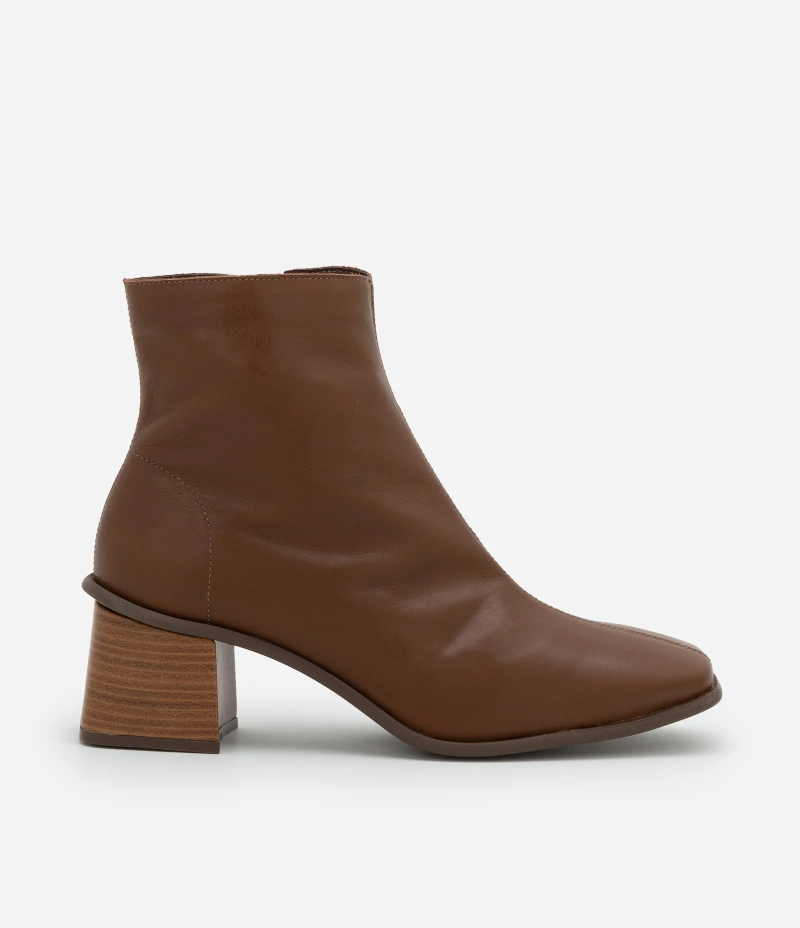 Bota Cano Médio em Couro com Bico Quadrado e Salto Bloco Marrom - Lojas Renner | Renner (BR)