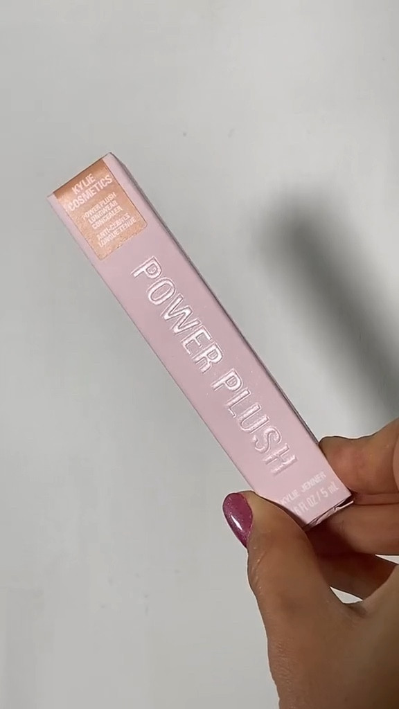 Kylie cosmetics Powder Plush Concealer and brush. For dark undereye circles 

#LTKGiftGuide #LTKeurope LTKFestiveSaleNL