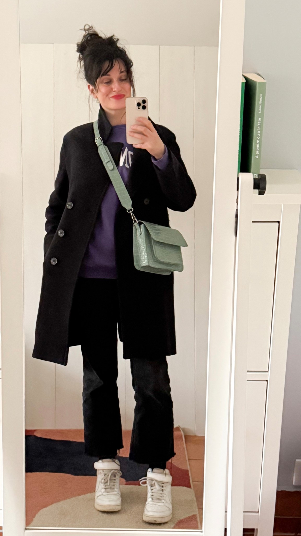 • Sweat violet #newlook (similaire)
• Caban bleu marine #pablo (similaire)
• Jean noir flare crop #mango 
• Sac en bandoulière vert pâle #hvisk (similaire)
• Baskets montantes #nike

#LTKfrance #LTKwinter #LTKeurope