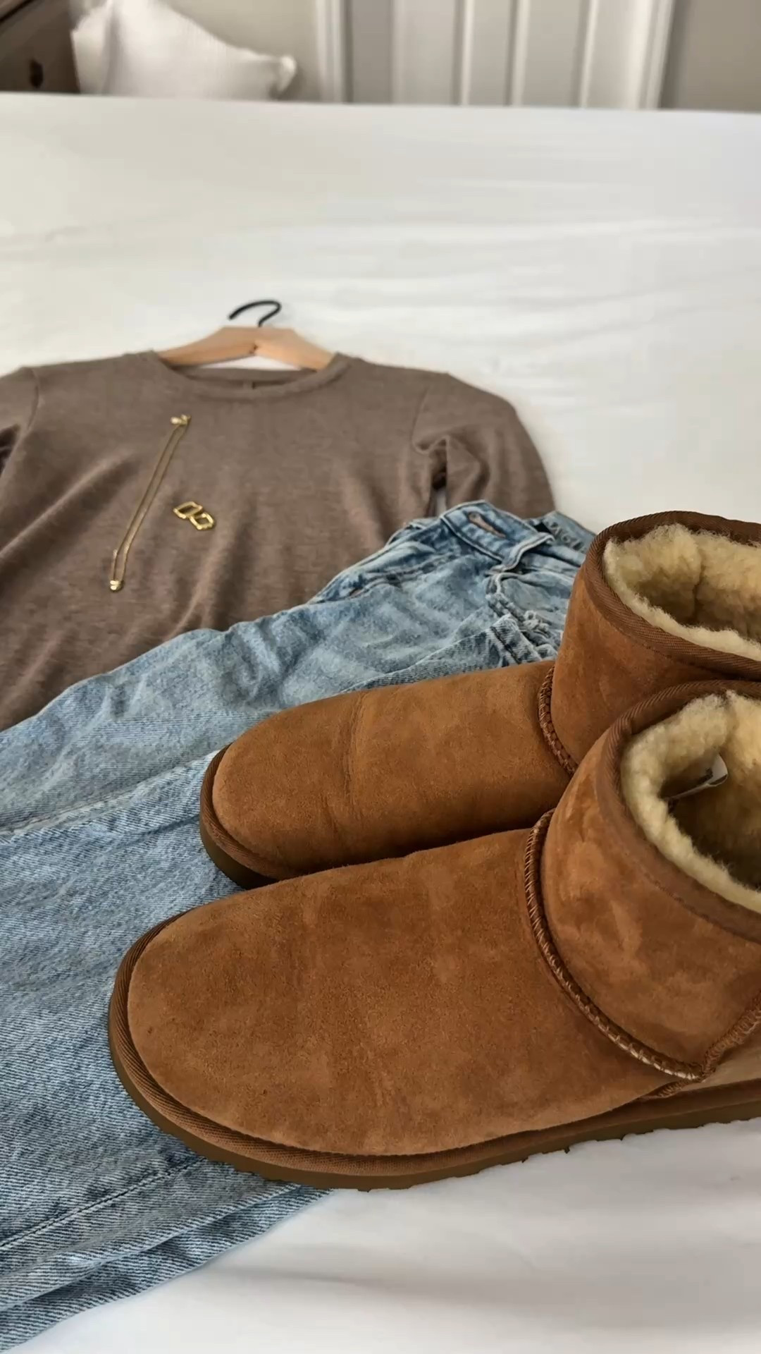 Casual, cozy, and totally chic 🍁✨ Ripped mom jeans, a brown long sleeve, and Uggs that feel like a hug 🫶🏼 gold jewelry to elevate the look 🤎
#FallFashion #CozyStyle #MomJeans #UggBoots #CasualChic #OOTD #EffortlessStyle #GoldJewelry #WeekendVibes

#LTKShoeCrush #LTKPetite #LTKSeasonal