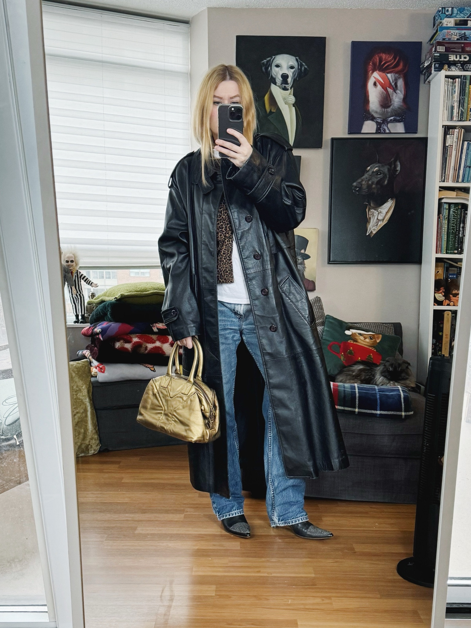 The little bag that could. When you wear something minimalist, let the bag do the talking  
Coat, jeans, boots, and bag are vintage.
 •
#falloutfit #ysleasy #falltrends #torontostylist #StyleOver40  #secondhandFind #fashionstylist #slowfashion #animalprint #FashionOver40  #vintagestyle #genX #genXStyle #shopSecondhand #genXInfluencer #genXblogger #secondhandDesigner #Over40Style #40PlusStyle 



#LTKOver40 #LTKItBag #LTKStyleTip