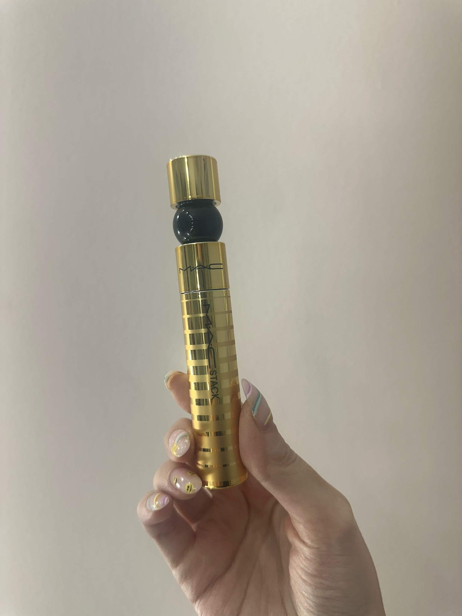 Uma das minhas mascaras de cilios favorita em uma das embalagens mais lindas que já vi! Give them gold da Mac é um acontecimento! #ltkbrasil #maccosmeticos #macstack #mascaradecilios 