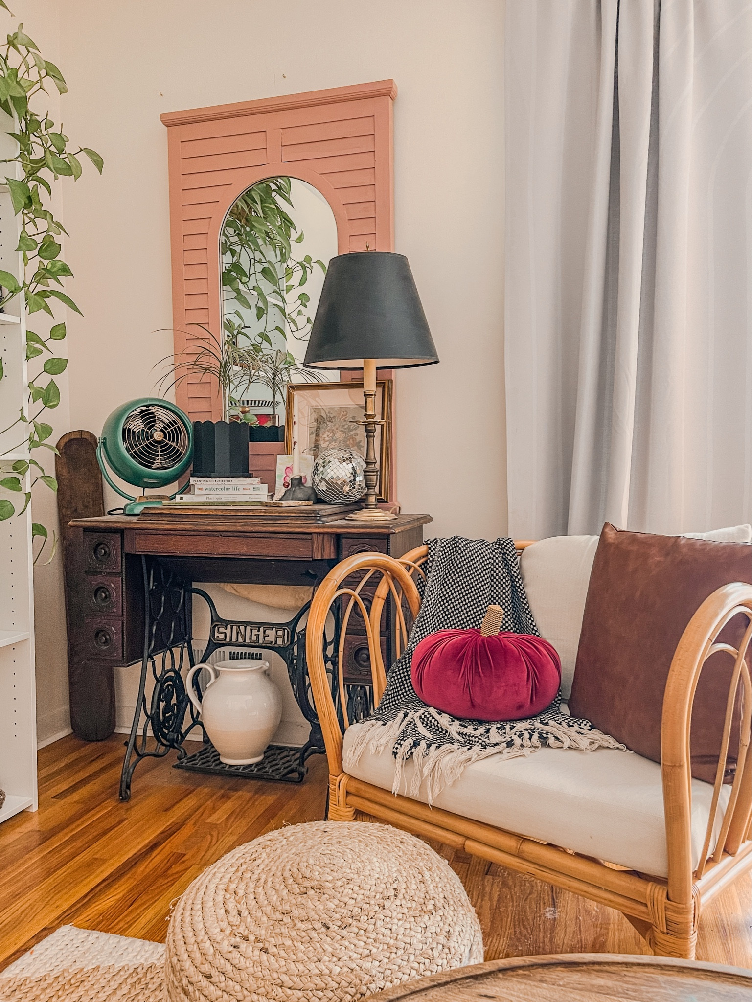 This velvet pumpkin pillow is so cute for fall! It’s from Target and comes in black & cream!



#LTKHalloween #LTKHome #LTKSeasonal