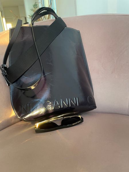 Contemporary Designer Fashion Under $500

Navy bag options and modern black sunglasses 

*Ganni and Marc Jacobs in picture

sunnies, patent leather bag, dark nay back, cross body bag

#LTKitbag #LTKstyletip