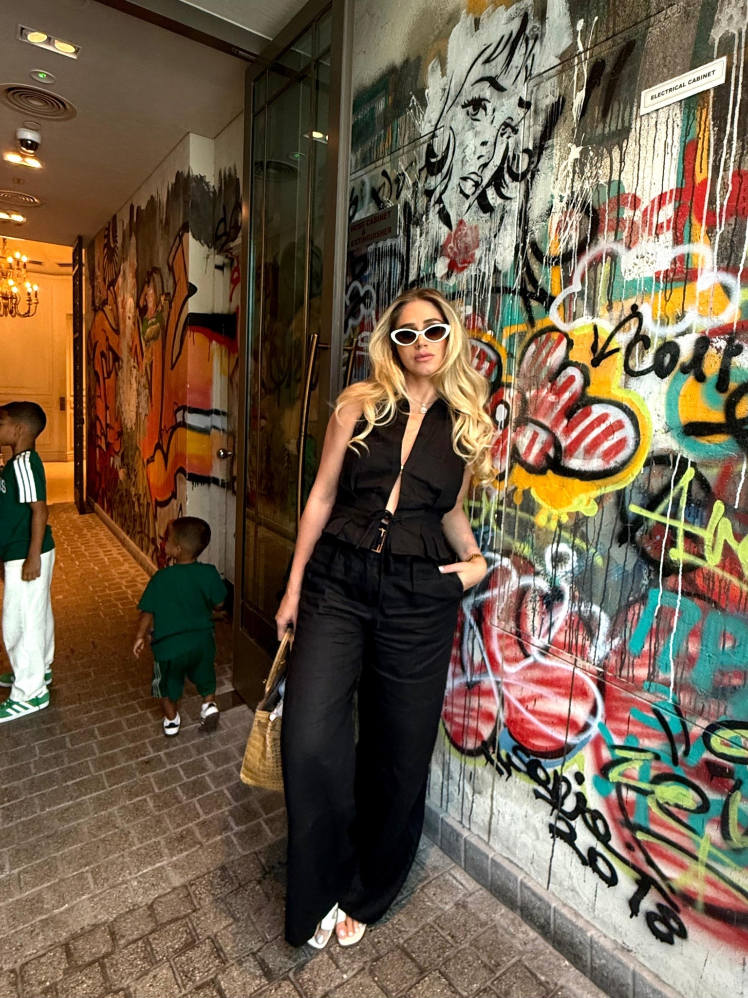 Chic everyday look 🖤 This top is my favorite in all its colors! 💛✨