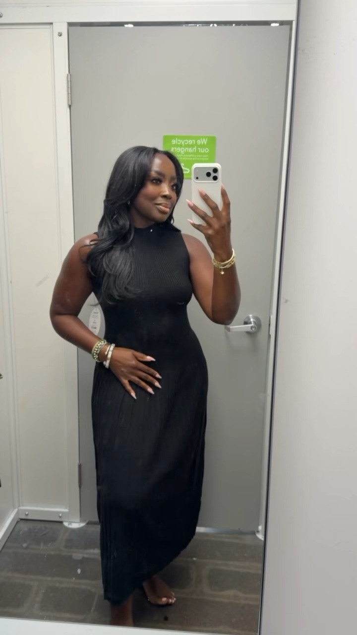 How cute is this midi dress from Walmart?! Wearing a small, but I could totally do an XS - it’s very stretchy and just flows on the body. Comes in green
