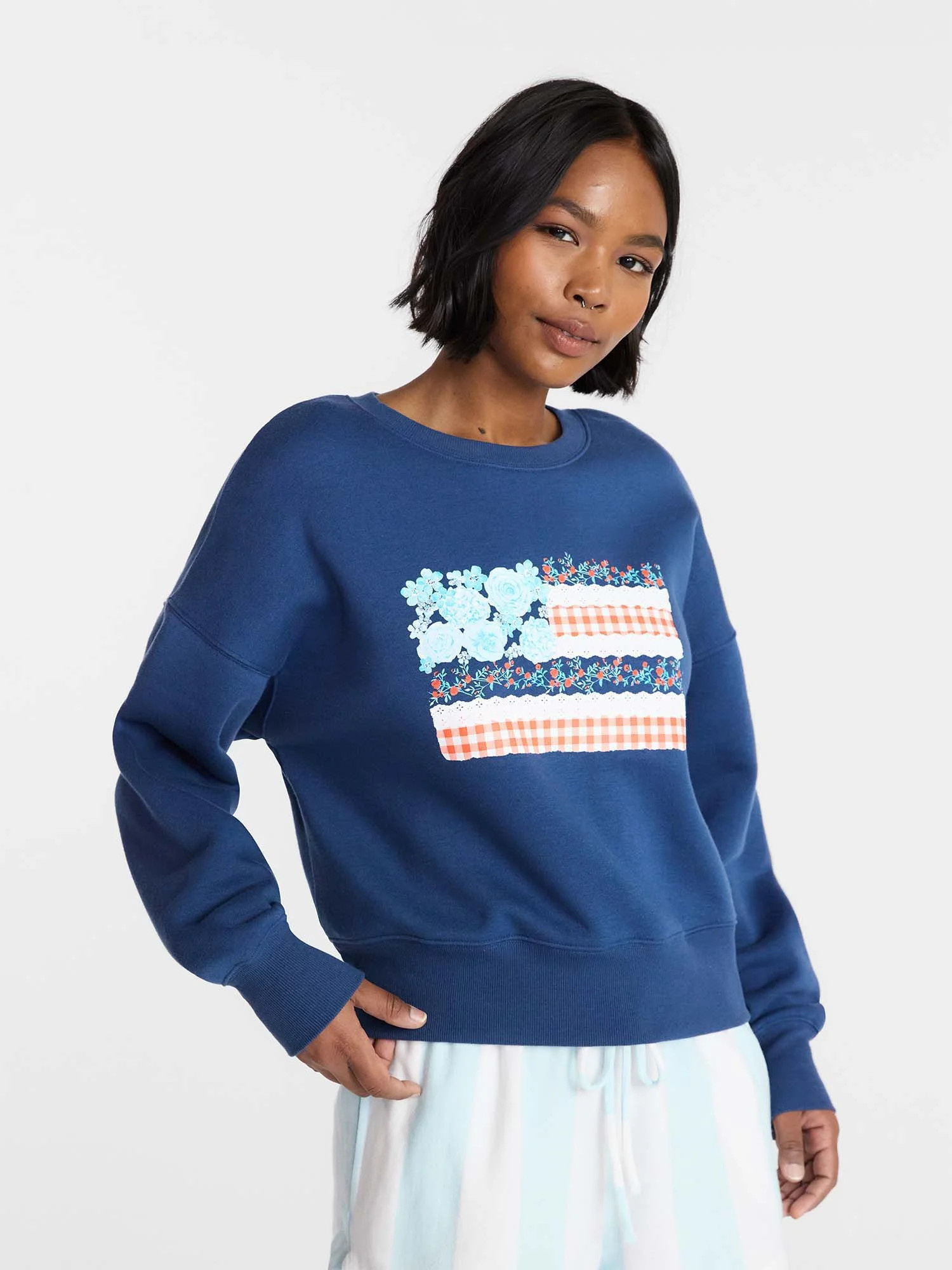 No Boundaries Boxy Graphic Sweatshirt with Long Sleeves, Women's XXS-XXL | Walmart (US)