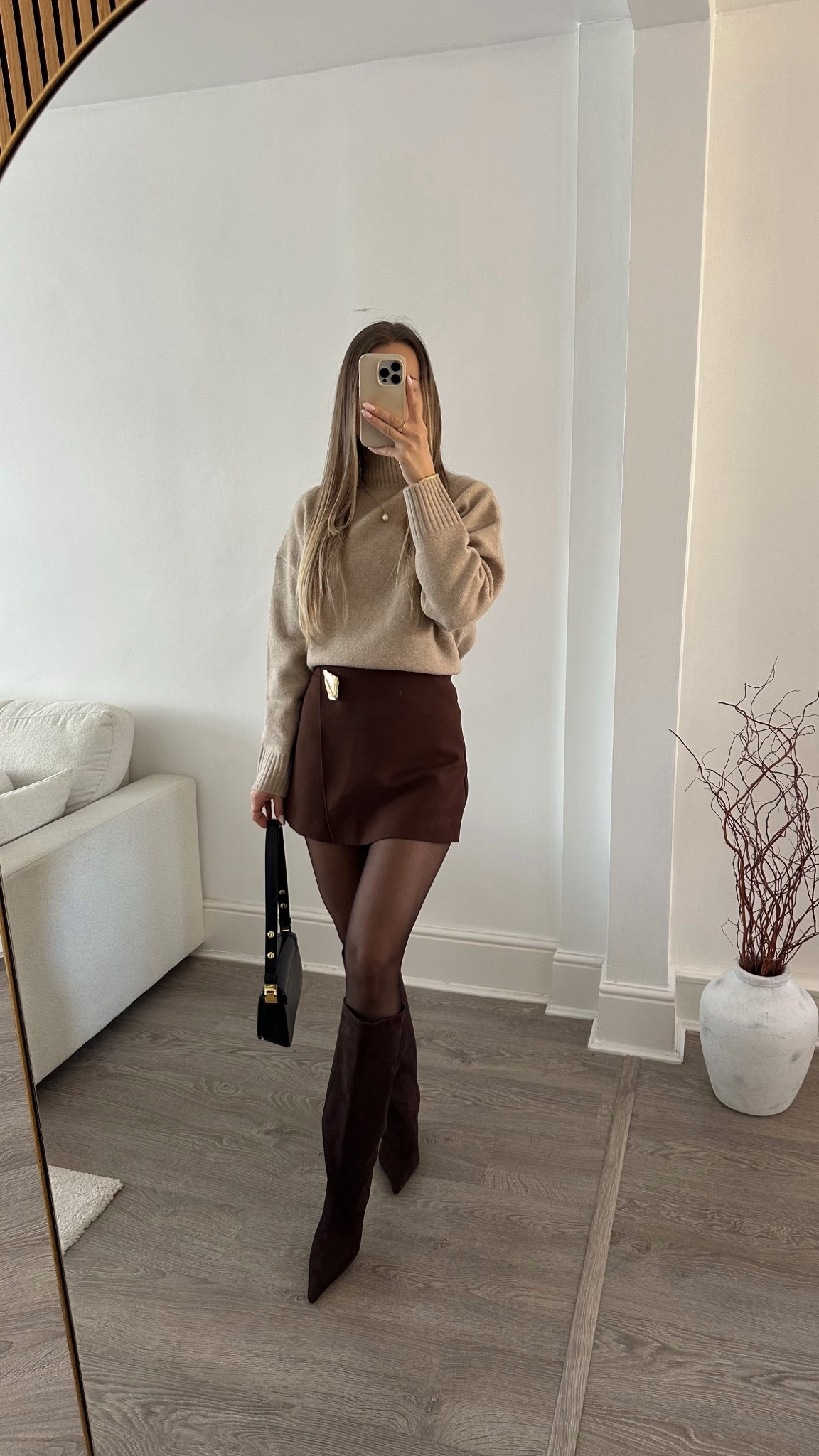 My go-to chic winter formula: neutrals, mini skirt and oversized jumper 🤍

#LTKwinter #LTKuk #LTKdatenight