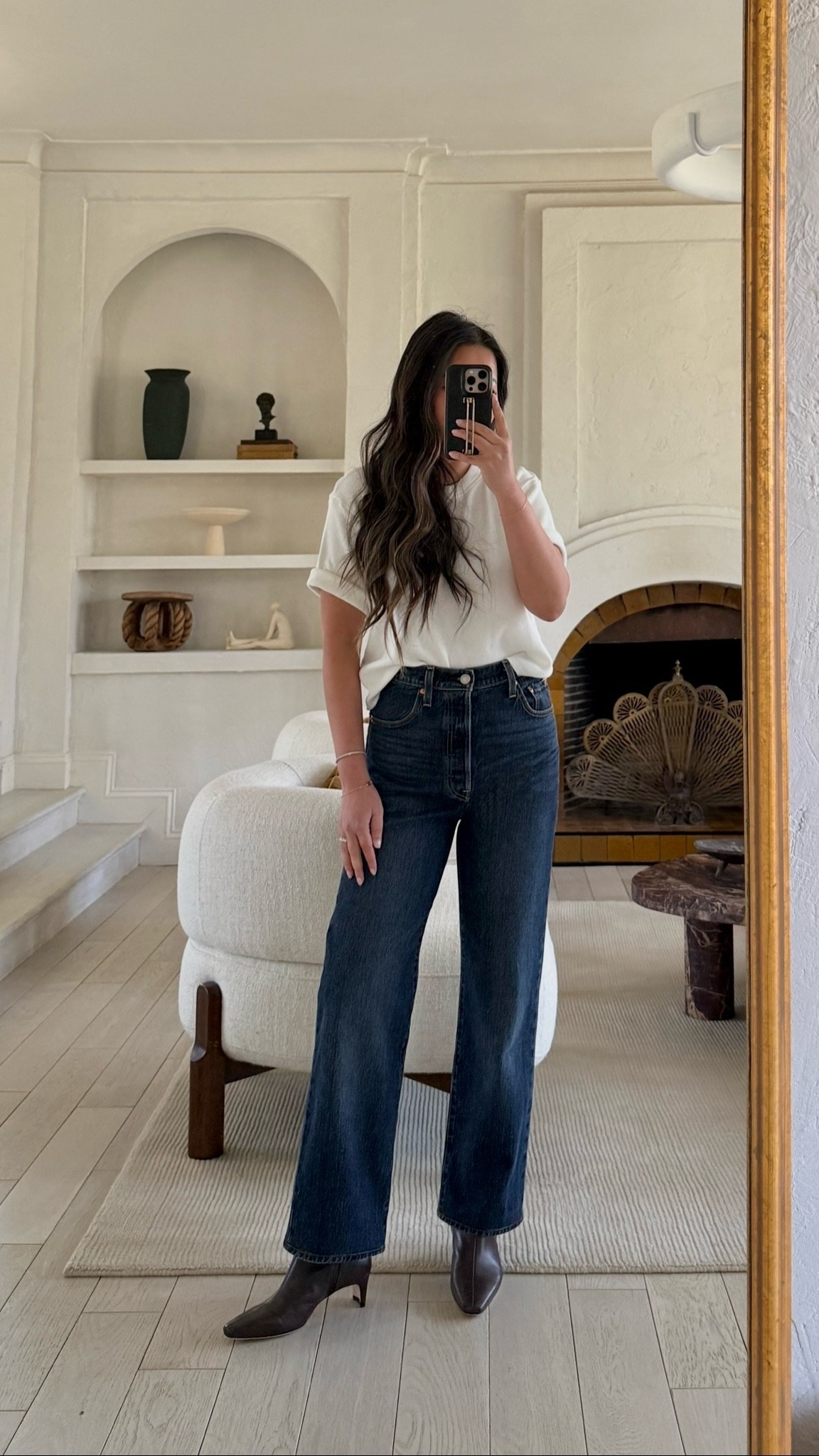 These jeans are perfection! Hugs all the right places and so flattering.

STYLE: Ribcage Full Length  Women’s Jeans.

COLOR: Apply Now - Dark Wash.

For size reference, I’m 5 ft 115 pounds with a postpartum tummy and wearing a size 26. The fit is TTS on me (I’m a size 26 across most Levi’s). The length I bought is 32”. I shorten it by a few inches to my ideal boot/loafers/flats length. 💯 worth it because the cut is so good!