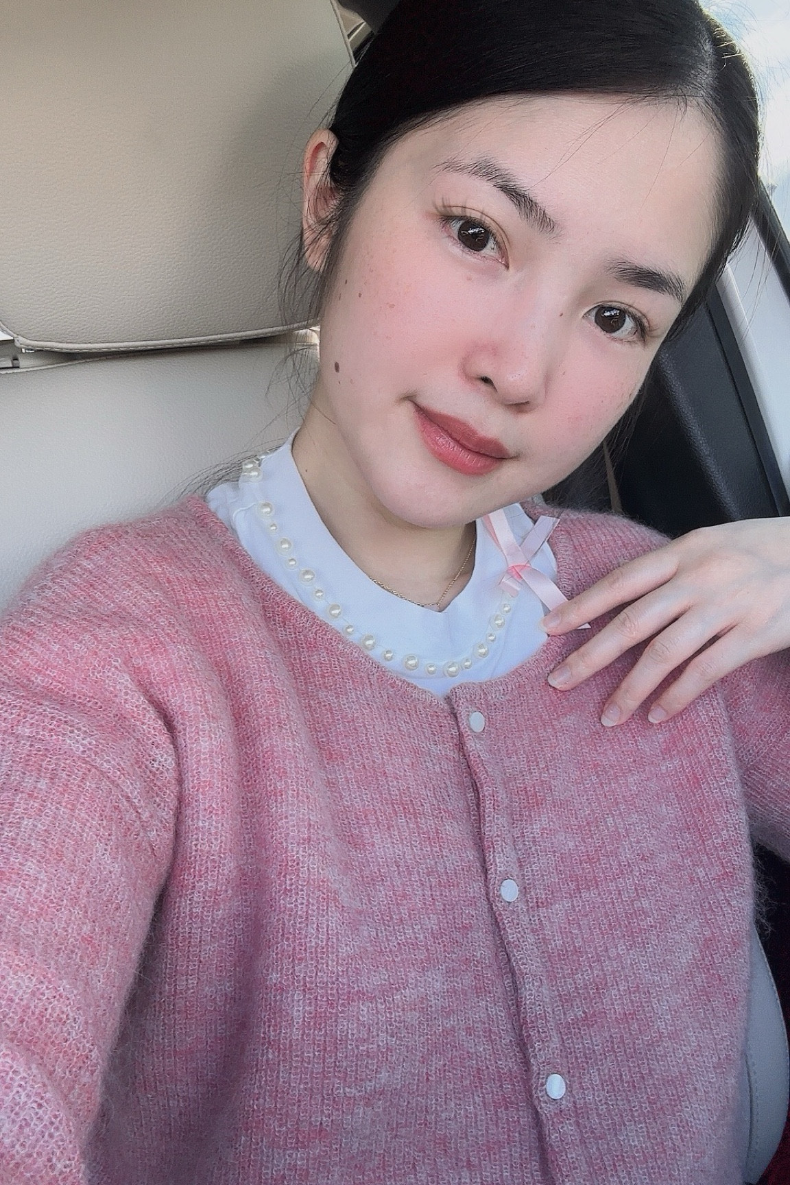 Áo len gaspard là một món đồ cơ bản và dễ kết hợp với nhiều trang phục. Mong muốn nhỏ nhoi của mình là trong tương lai có thể sưu tầm thêm nhiều màu khác vì rất thích chiếc áo này. Mình mặc màu rosewood size XXS ạ.

#LTKMostLoved #LTKworkwear #LTKSeasonal