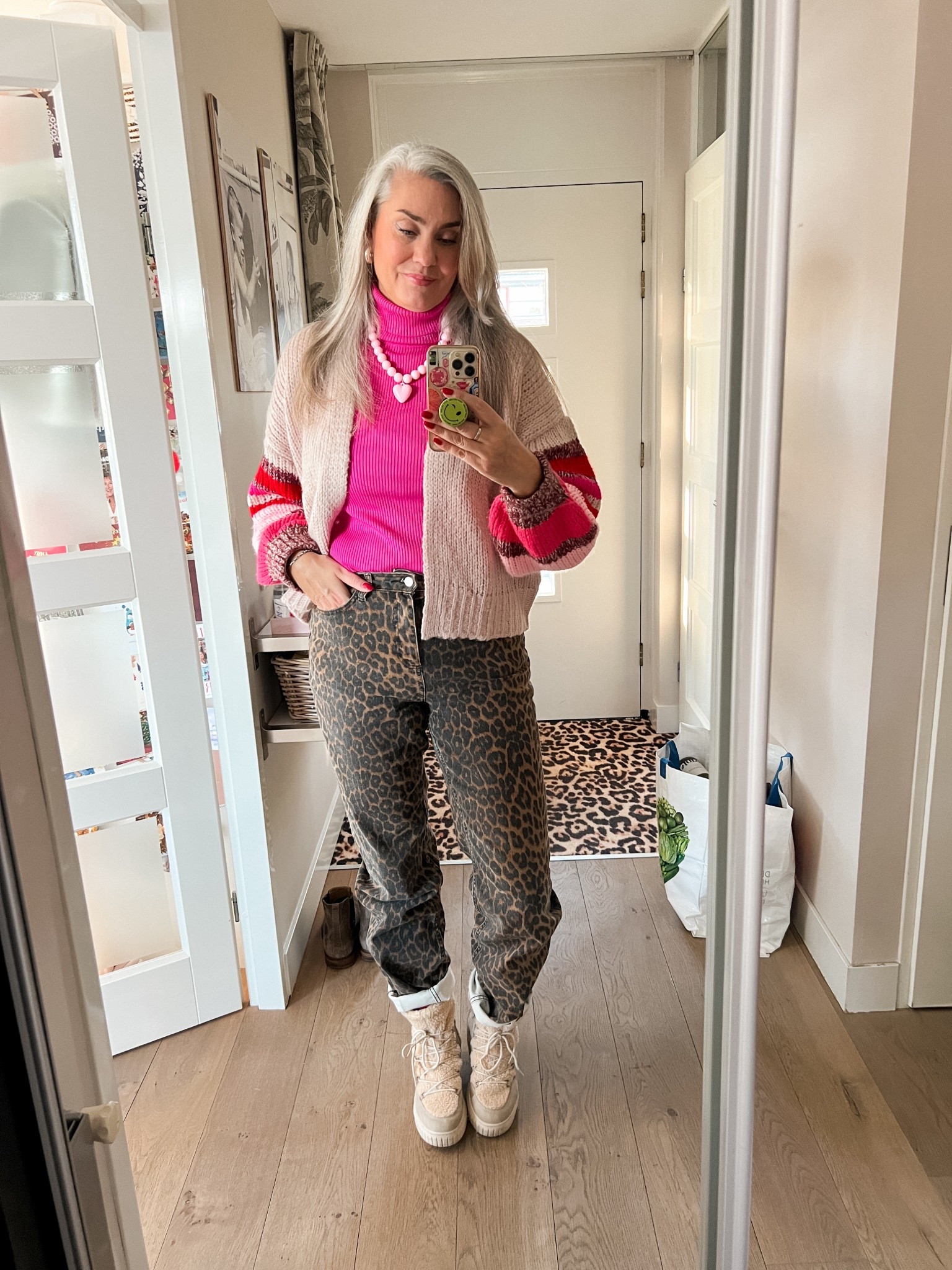 OOTD - Zaterdag. Alle afspraken die ik had zijn afgezegd en buiten sneeuwt het dus lekker comfortabel in een fuchsia coltrui (HEMA, L) onder een warm vest van Norah (42) gecombineerd met een Leopard print jeans (maat L/36” https://most-wanted-nl.mtpc.se/5827968), een roze ketting met hart en snowboots (oud). 



#LTKeurope #LTKwinter #LTKnederlands