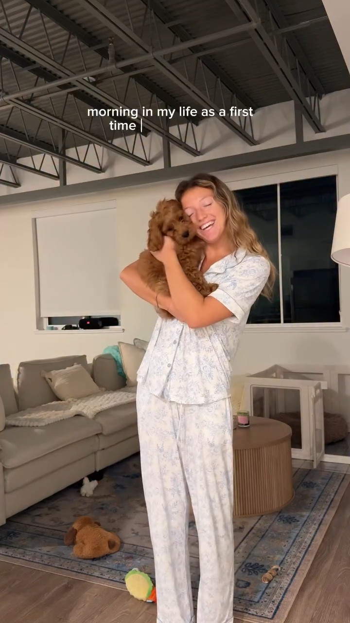 spend the morning with me & bear!! 🌟 my favorite part my day 🐻🫶🏼💖

#morningroutine #morningvlog #puppy #dogmom @pantene @daehair @freshpatch @liaisonlabel @properwild @cozyearth @kiehls @vaselinebrand @redkenpro @itsa10haircare