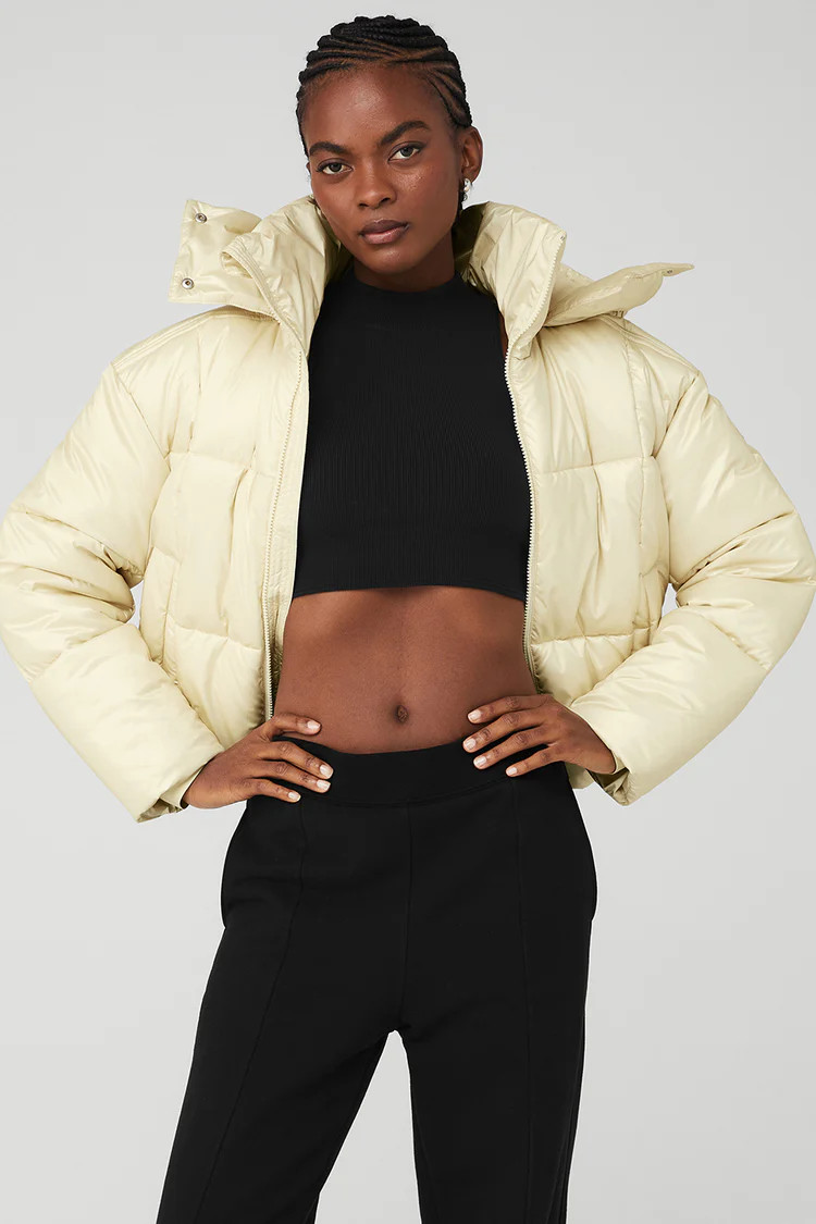 Pearlized Pristine Puffer - French Vanilla | Alo Yoga (US)