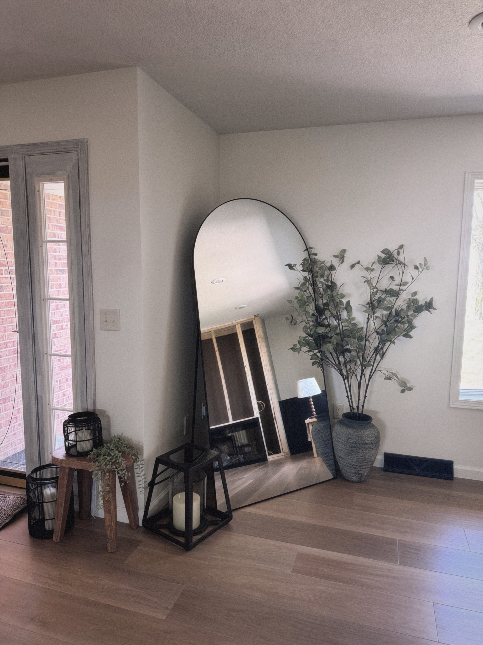 Neutral nook perfection
Arched Mirror, floor lanterns, faux
stems & more all linked for your entry way or living room decor. 

corner styling, cozy minimalist, modern traditional, neutral decor 


#LTKHome #LTKFindsUnder100 #LTKStyleTip