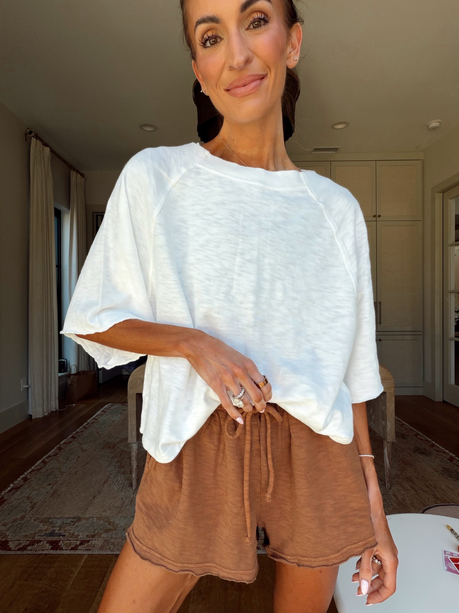 cozy looks like this make me SO happy 👏🏼 feels like pajamas but you look put together! the perfect oversized white top for spring and summer 🤍