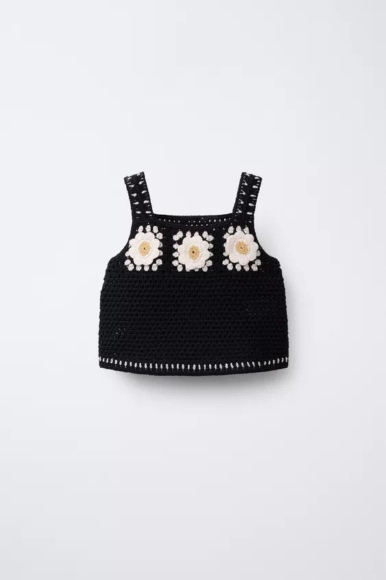 Knit top with straight neckline and straps. Crochet flower appliqué on the bib. | Zara US