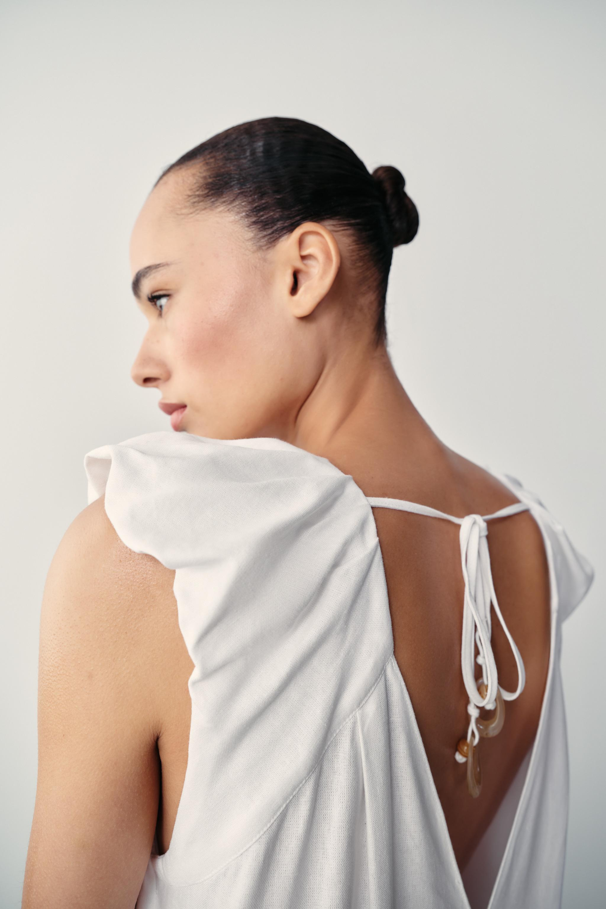 Model height: 179 cmDress made from linen. V-neckline at the front and back. Sleeveless with gath... | Zara UK