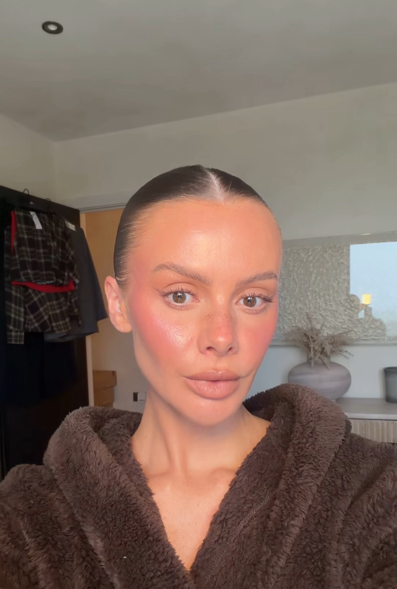 All the products in my daily makeup routine linked here!! 🤍

Shades: 

• Huda Beauty colour corrector: cherry blossom
• Clarins Foundation: M4W 
• Charlotte Tilbury concealer: 2.5 
• Huda Beauty loose powder: cherry blossom
• Kylie Cosmetics mascara: brown 
• Rhode pocket blush: freckle 
• YSL blush: 44 + 42 
• Kylie Cosmetics lipstick: Kylie 


#LTKuk #LTKeurope #LTKbeauty