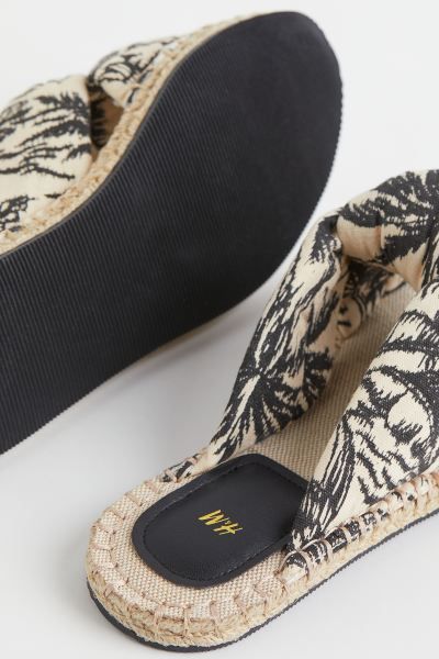 Sandals with two twill straps knotted over foot. Braided jute trim around sole. Sole thickness 3/... | H&M (US + CA)