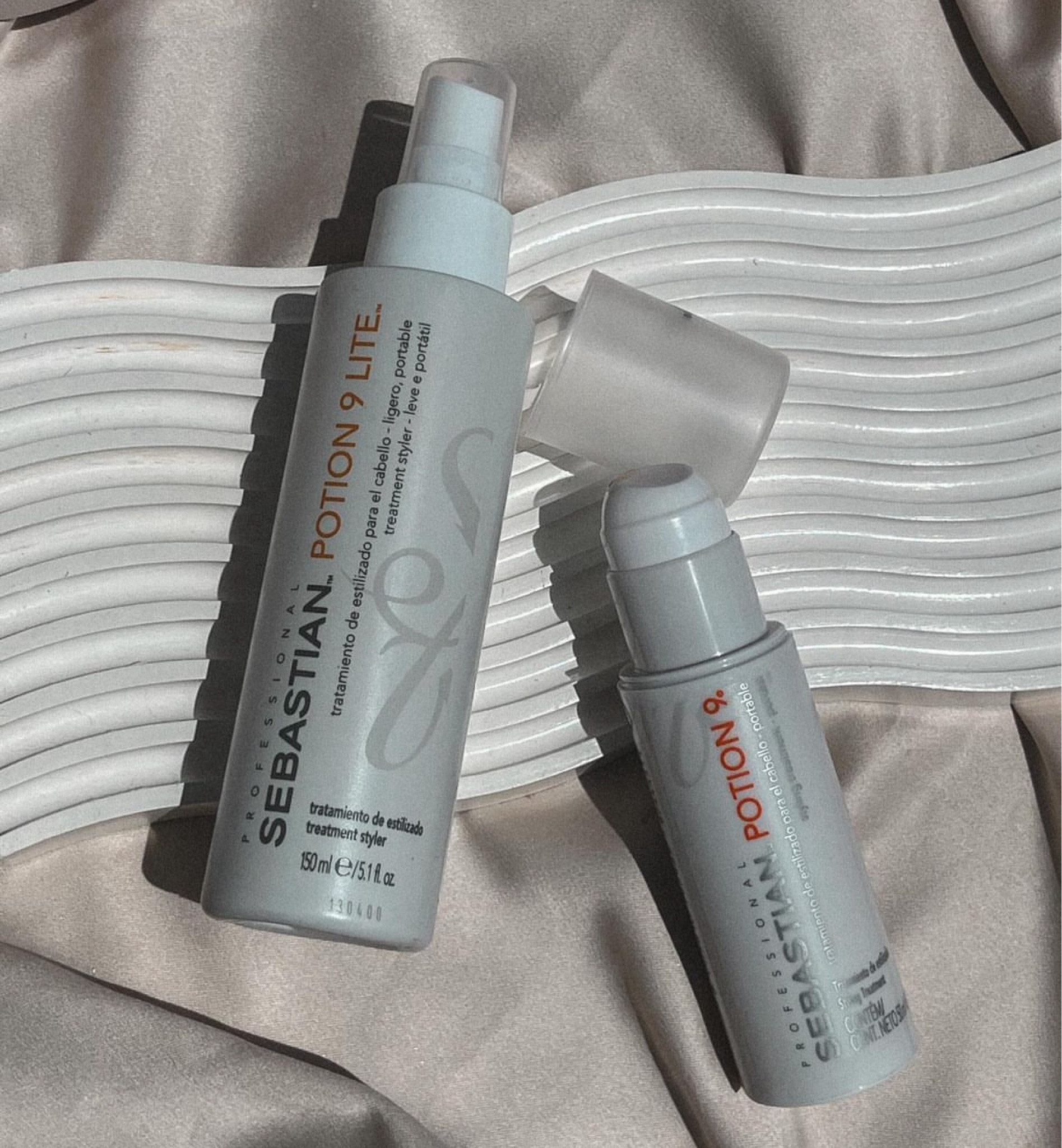 Uso o Potion 9 há bastante tempo e só recentemente pensei em fazer uma comparação entre as duas versões!
O Potion 9 é um modelador capilar que também hidrata e protege os fios. Ele está disponível nessas duas versões aí da foto, a versão Tradicional, que é um gel-creme, e a versão Lite, que é em spray.
Como eles são o mesmo produto, mas em texturas diferentes, achei legal mostrar como uso cada um deles. A versão tradicional, gosto muito de aplicar nos cabelos molhados, quando vou deixar os fios secarem naturalmente. Ele dá uma desmaiada no cabelo, deixa modelado e mais disciplinado.
A versão Lite, amo usar pra abaixar o frizz, e quando faço algum penteado e quero dar uma abaixada nos cabelinhos novos que ficam bastante indisciplinados. Ele ajuda a modelar esses cabelinho, enquanto trata os fios.
Eles são super famosinhos, e, na minha opinião, ambos valem a fama. Gosto muito, não abro mão de nenhulatam

#LTKbrasil #LTKbeauty
