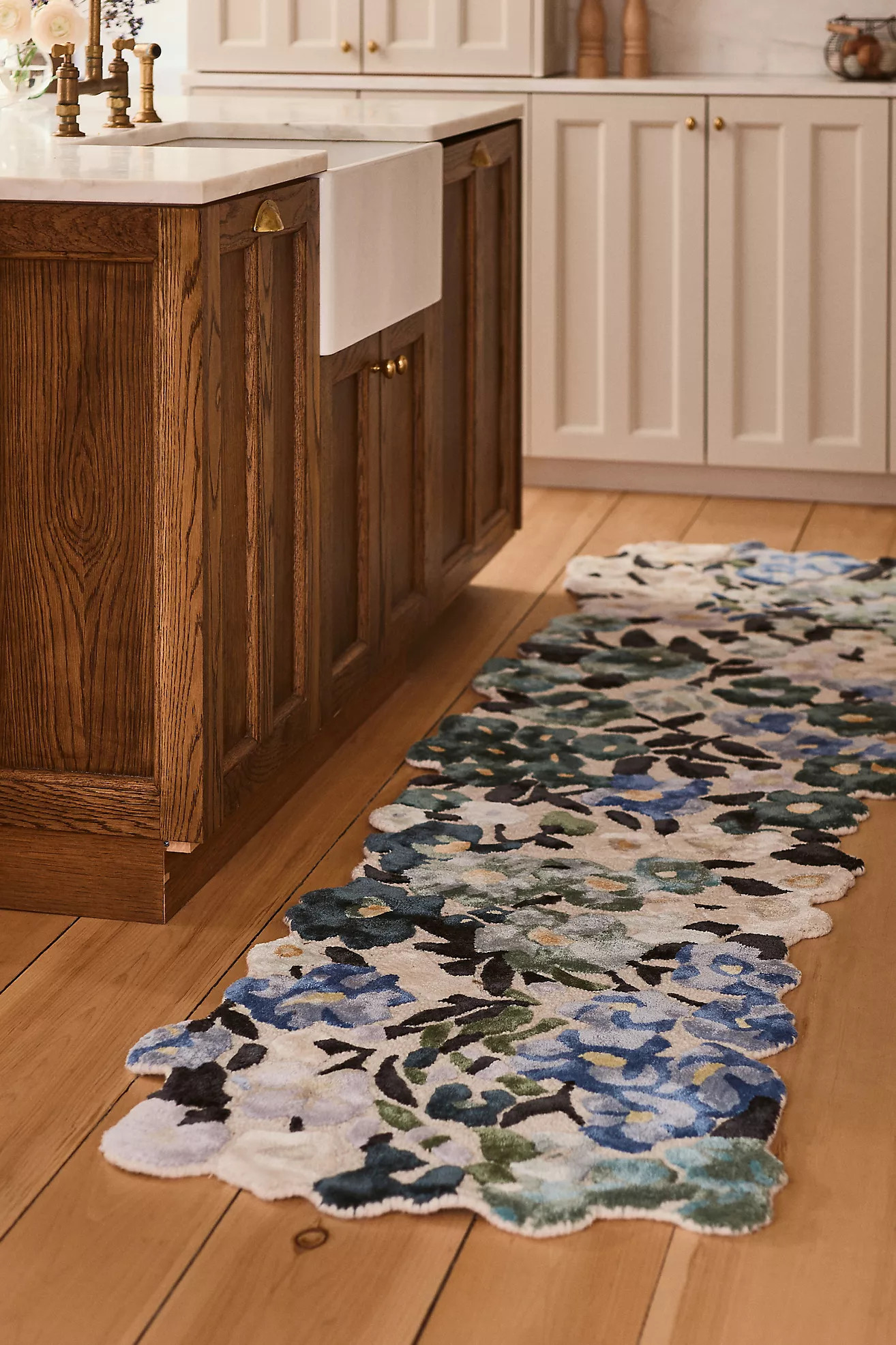 Cassia Wool/Viscose Blend Tufted Floral-Shaped Rug | Anthropologie (US)