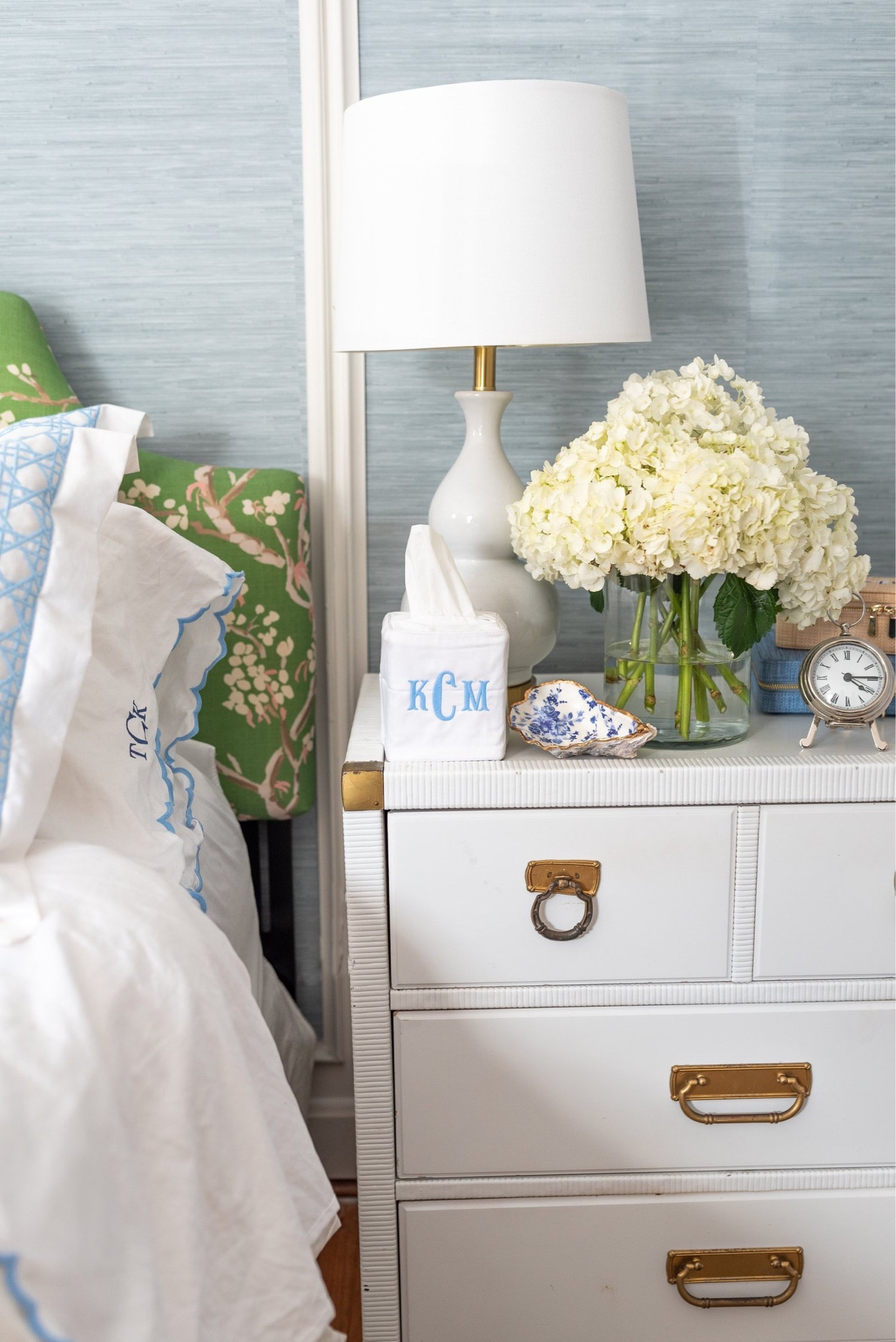 The cutest monogrammed tissue box cover and room details linked

#tissueboxcover #monogrammedgifts #bedroomdecor #upholsteredheadboard #whitegourdlamps #bluegrassclothwallpaper #blueandwhitebedding

#LTKFind #LTKhome #LTKunder50
