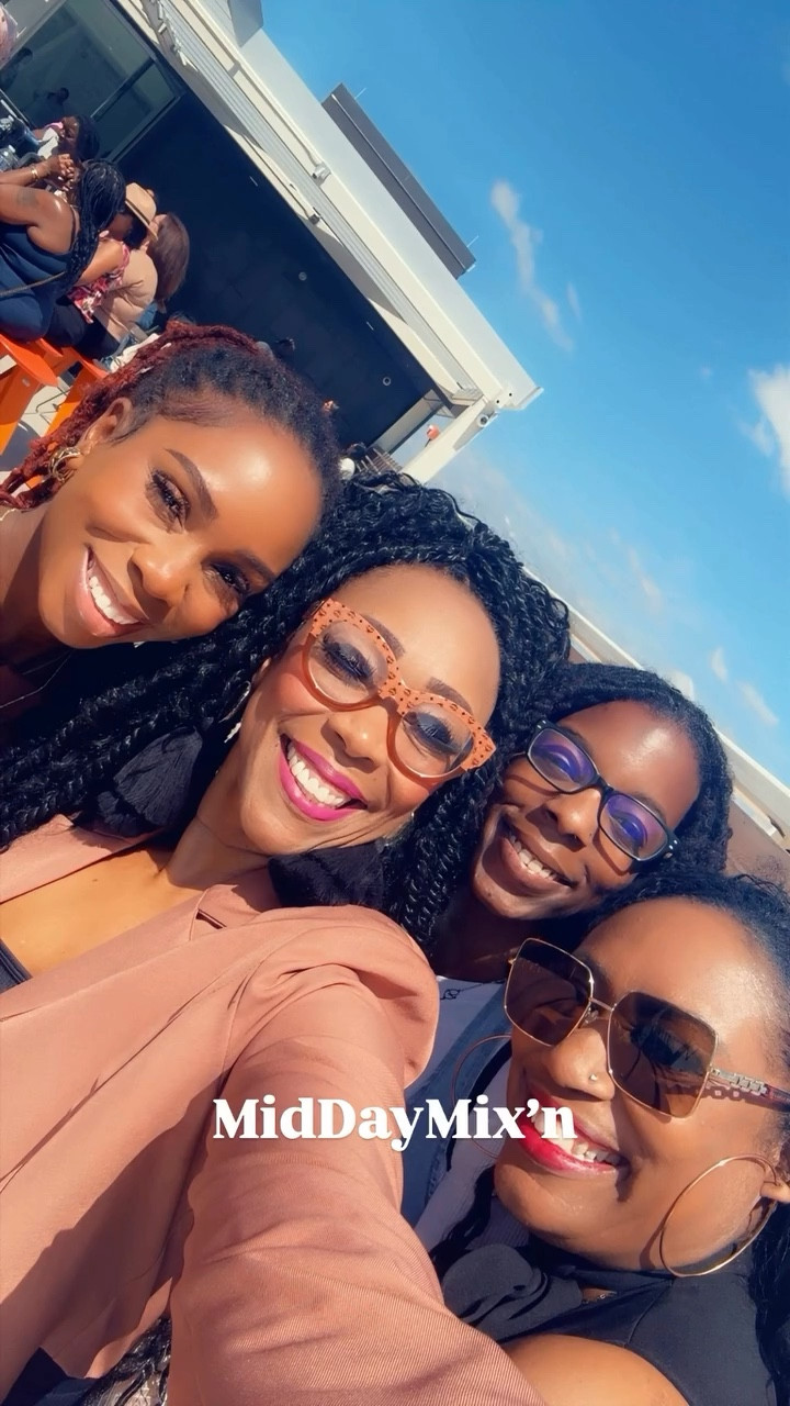 Last week me and my girls had the dopest MidWorkDay experience!!! 

We attended the @calibrarysystem MidDayMix on the rooftop of our Main Library in downtown LR. @heyitsalexandrialynn was mixing the hits and it was a vibe! You could bring your own lunch or partake in something savory from @boulevardbreadco located on the bottom level of the library. 

Great place to network, join friends for lunch, or fellowship with your coworkers outside of work. Excited to attend again.