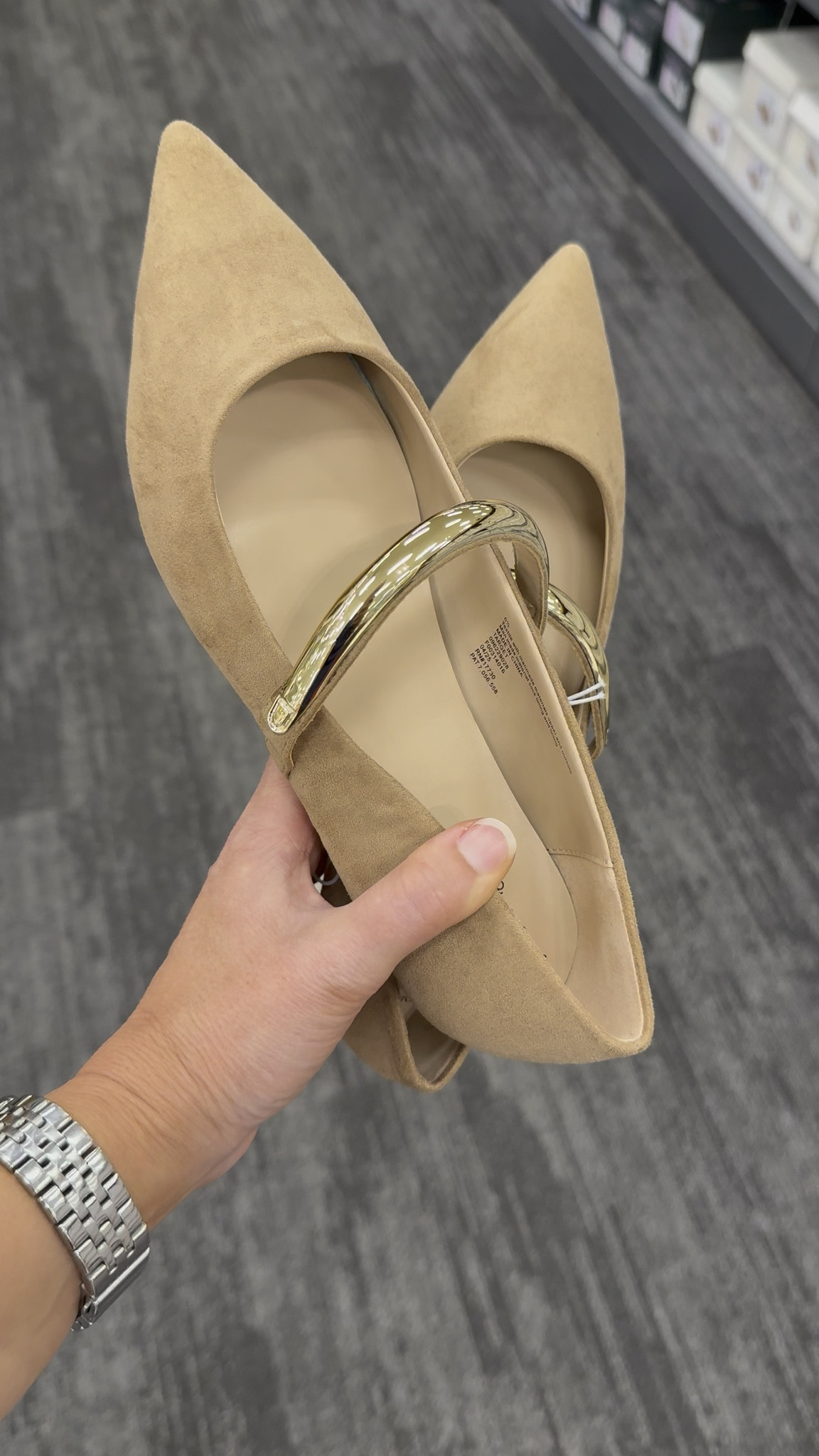 Elegant Flats That Look Way More Expensive Than They Are ✨
These pointed-toe flats from Target are a minimalist dream—neutral faux suede, sleek gold bar detail, and office-ready chic for under $30. The perfect transitional flat to wear with everything from tailored trousers to midi skirts.

🖤 Polished, comfy, and budget-friendly—don’t wait on these!
#PointedToeFlats #TargetStyle #WorkwearEssentials #FallFashionFinds #NeutralFlats #ChicOnABudget #ClassicWardrobeStaples #LTKFallStyle #MinimalistStyle #Under30Style #OfficeOutfits #ShoesOfTheDay #TargetShoes #FlatShoesStyle

#LTKWorkwear #LTKShoeCrush #LTKOver40